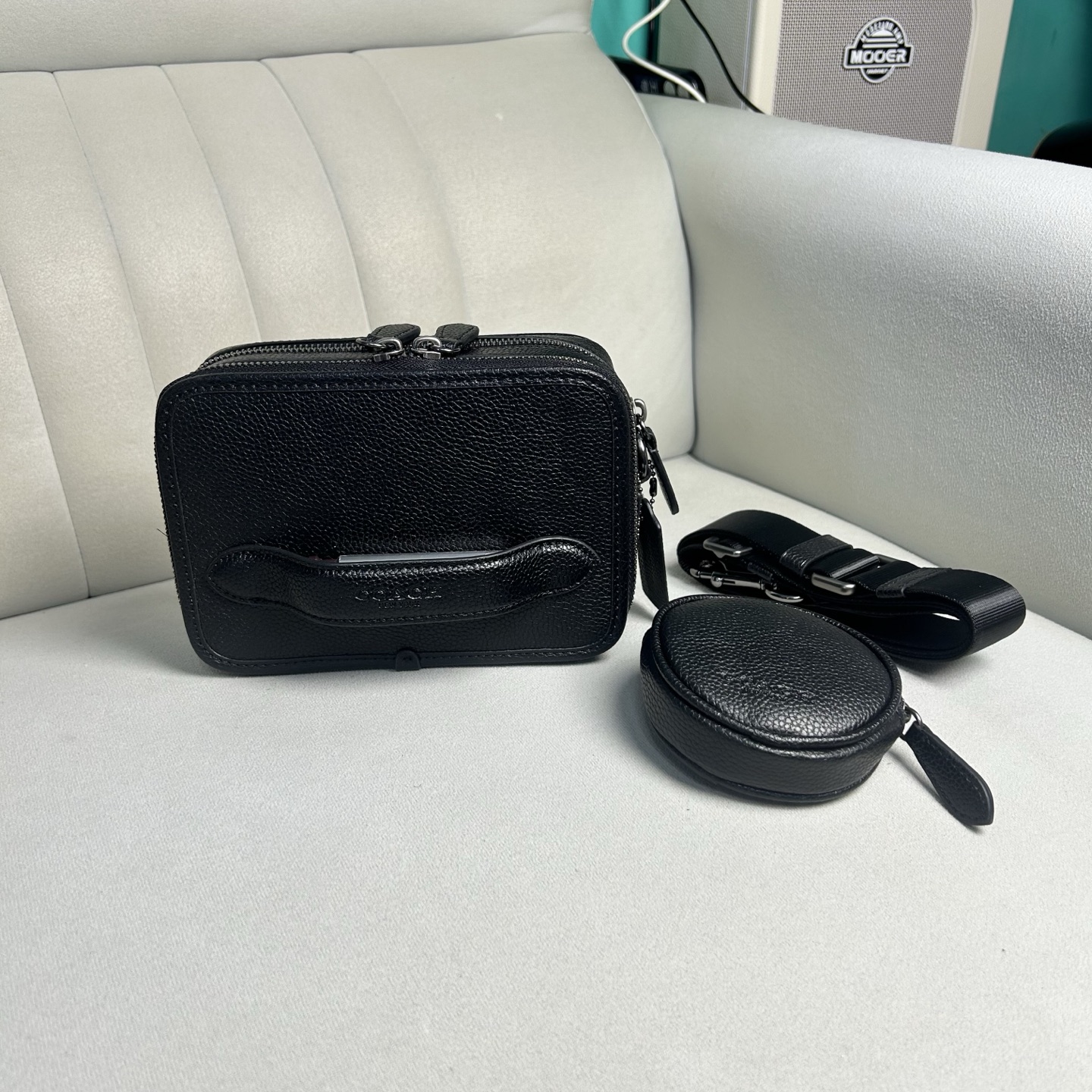 Coach CE482 极简随身相机包 Charter 专为年轻潮流冒险者打造 旅行 日常 通勤搭配都很好上身 包包虽小