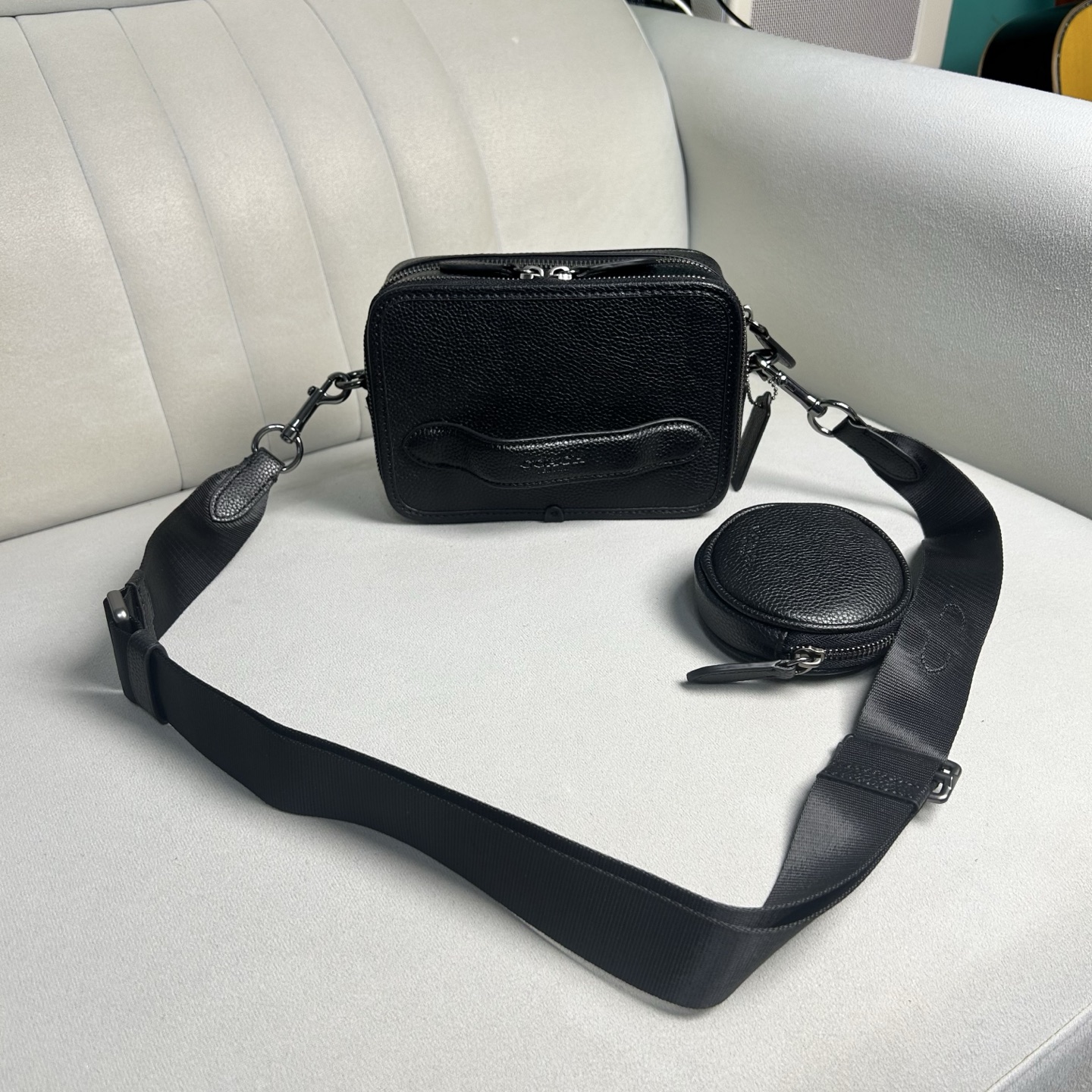 Coach CE482 极简随身相机包 Charter 专为年轻潮流冒险者打造 旅行 日常 通勤搭配都很好上身 包包虽小