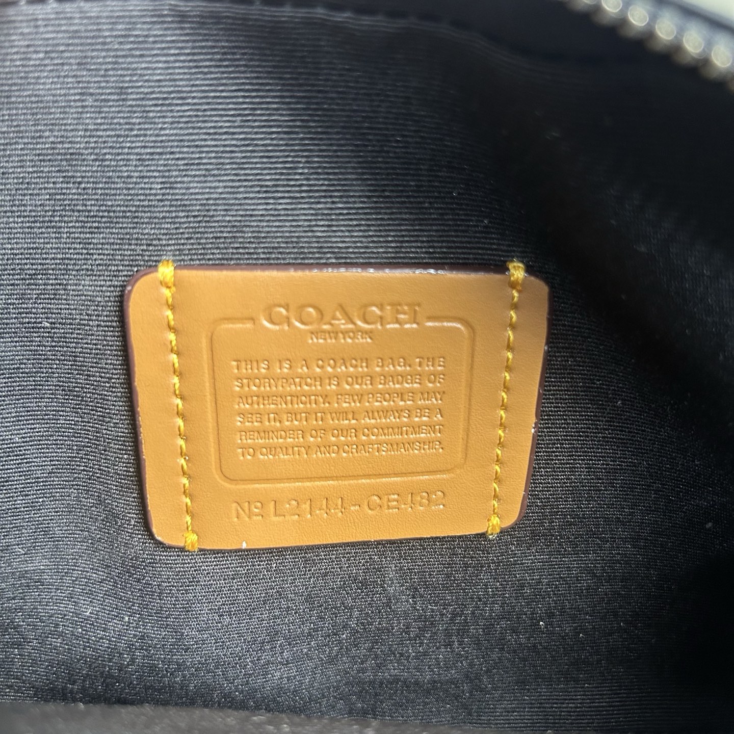 Coach CE482 极简随身相机包 Charter 专为年轻潮流冒险者打造 旅行 日常 通勤搭配都很好上身 包包虽小