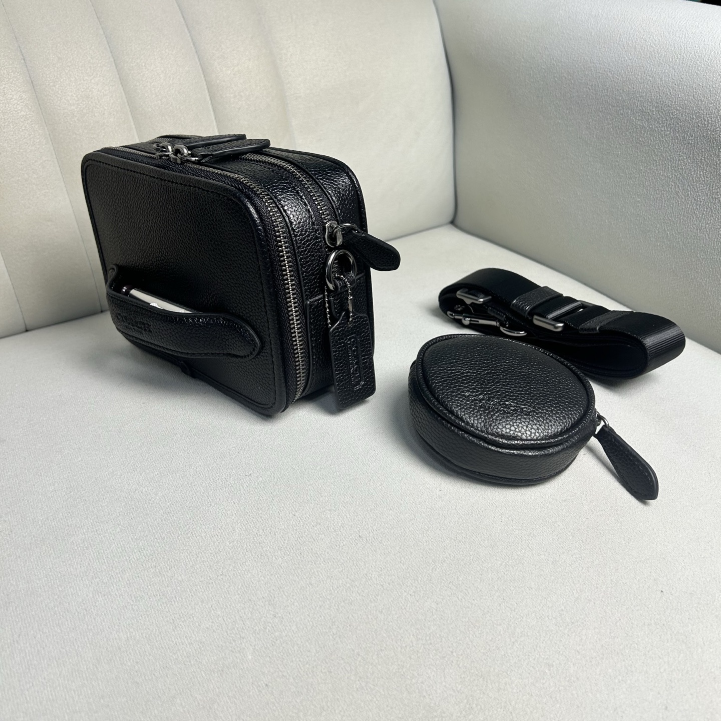 Coach CE482 极简随身相机包 Charter 专为年轻潮流冒险者打造 旅行 日常 通勤搭配都很好上身 包包虽小
