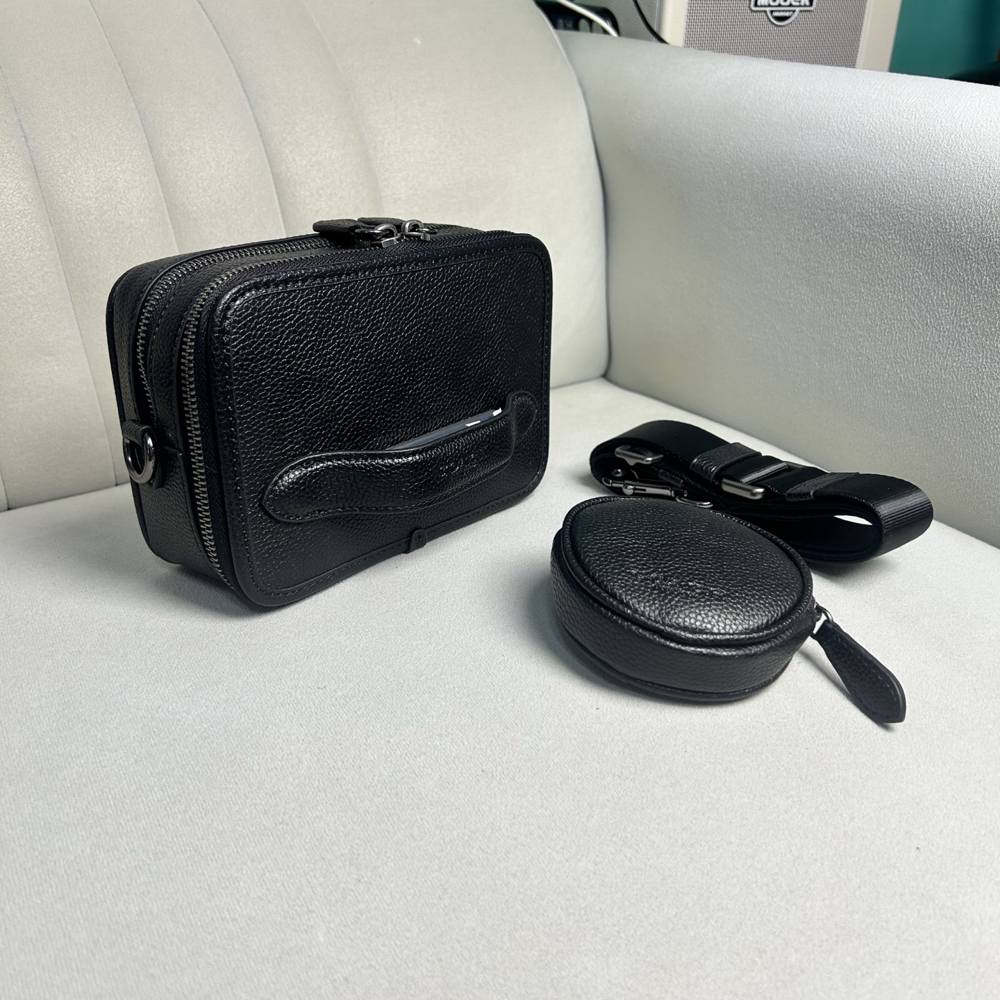 Coach CE482 极简随身相机包 Charter 专为年轻潮流冒险者打造 旅行 日常 通勤搭配都很好上身 包包虽小