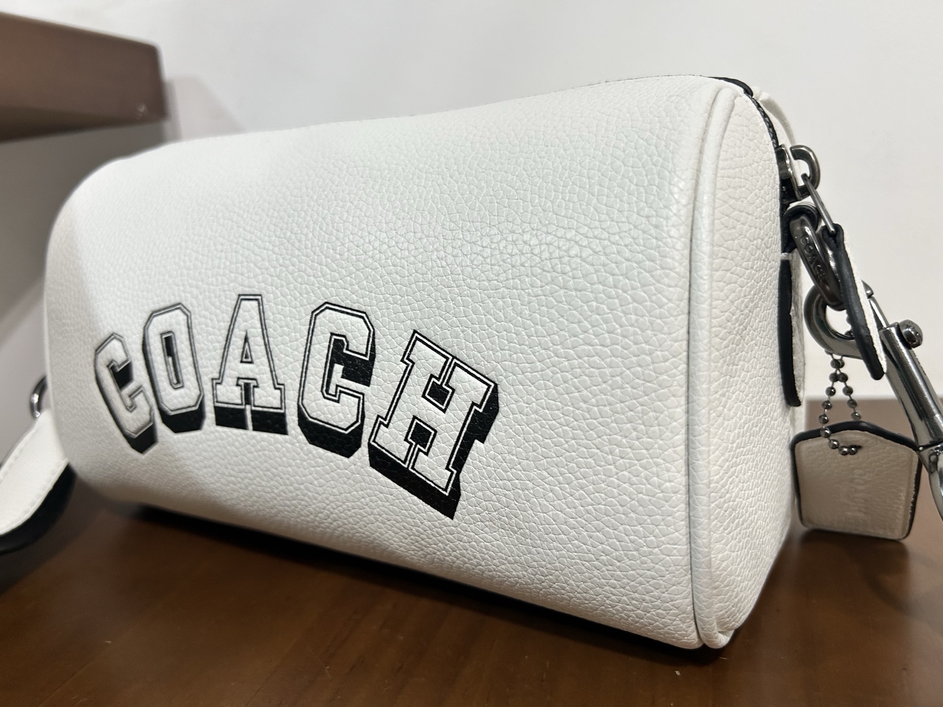 Coach coach新款CAJ41 荔枝纹24号行李包～lv24号平替枕头包 男女通用款 可做 标志印花帆布涂层配牛皮革