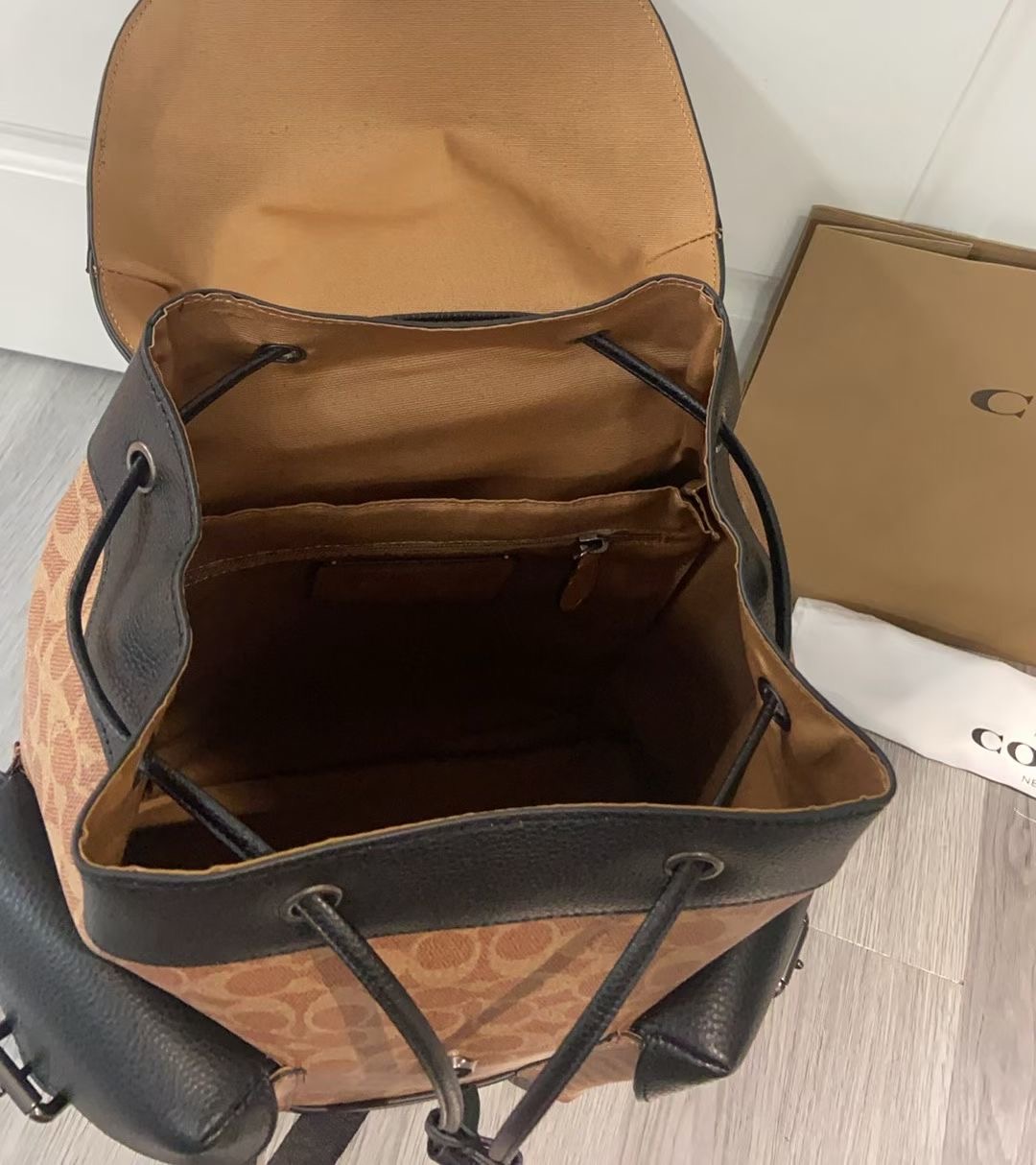 Coach COACH蔻驰男士PVC配皮双肩包 休闲简约潮流 CW211。尺寸31×47×15