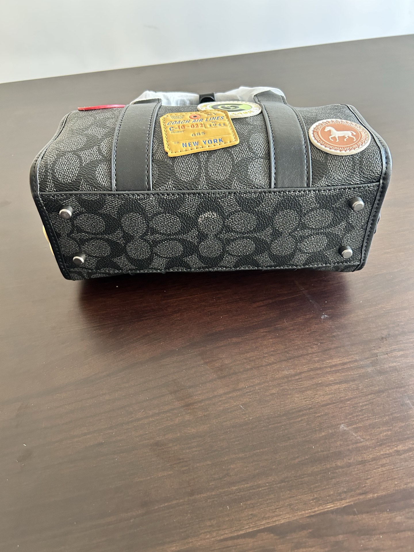 Coach 新款CBG37 标志帆布纹 全身标志徽章纪念版 GOTHAM 24号行李包～lv24号平替枕头包