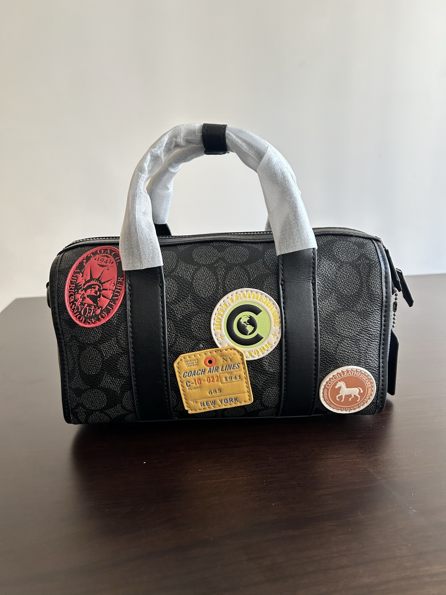 Coach 新款CBG37 标志帆布纹 全身标志徽章纪念版 GOTHAM 24号行李包～lv24号平替枕头包