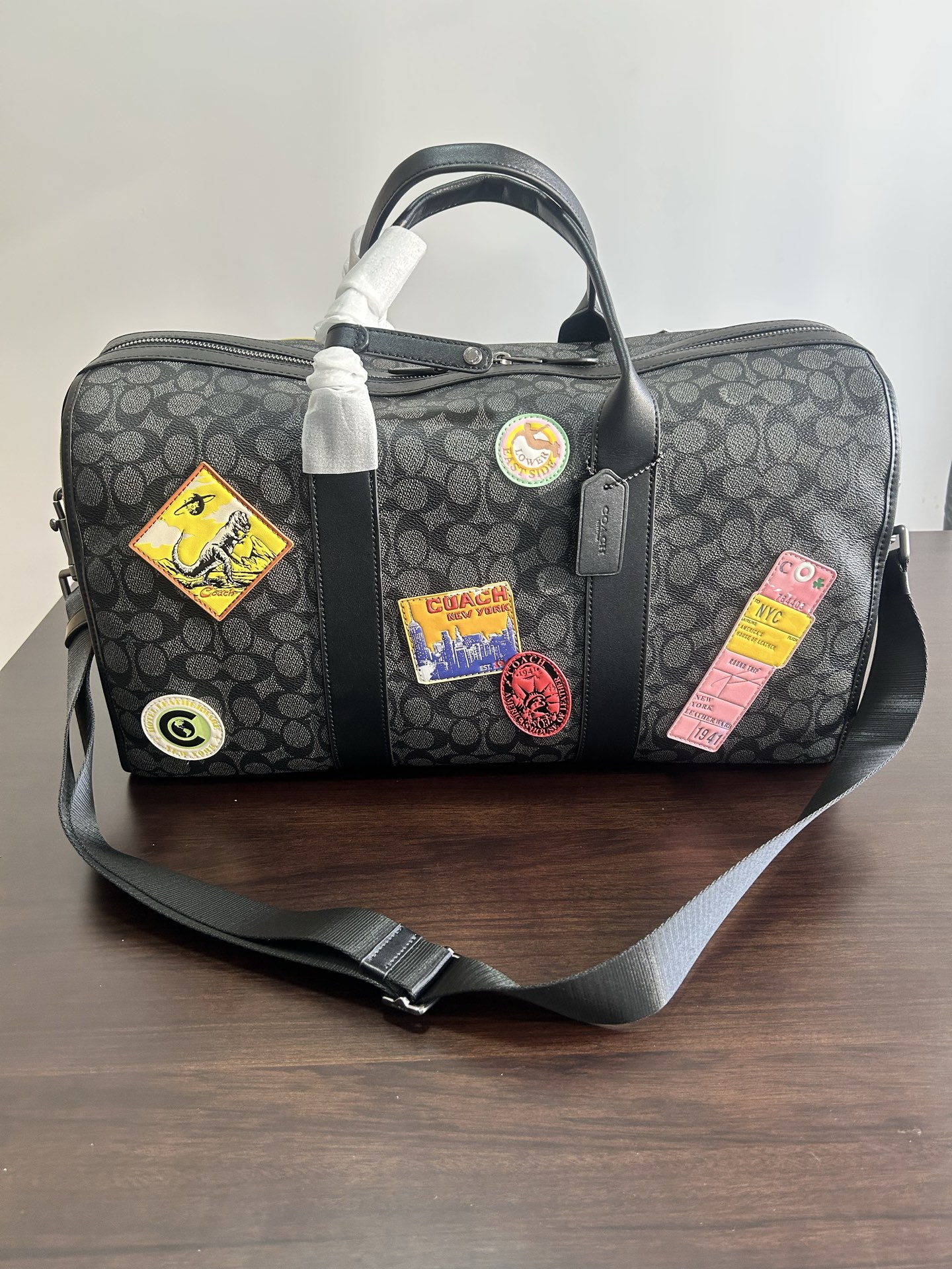 Coach Coach 25年1月份新品Venturer旅行包 来啦 CBF35 的包型搭配徽章设计