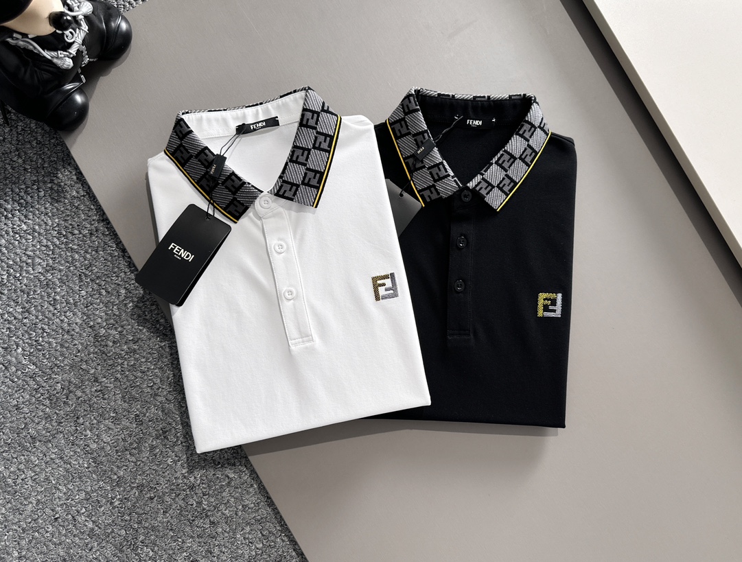 P芬迪25SS新款春夏短袖翻领T恤Polo，最高版本客供定制高端朱地面料简单时尚款，拼色螺纹超级好看！胸