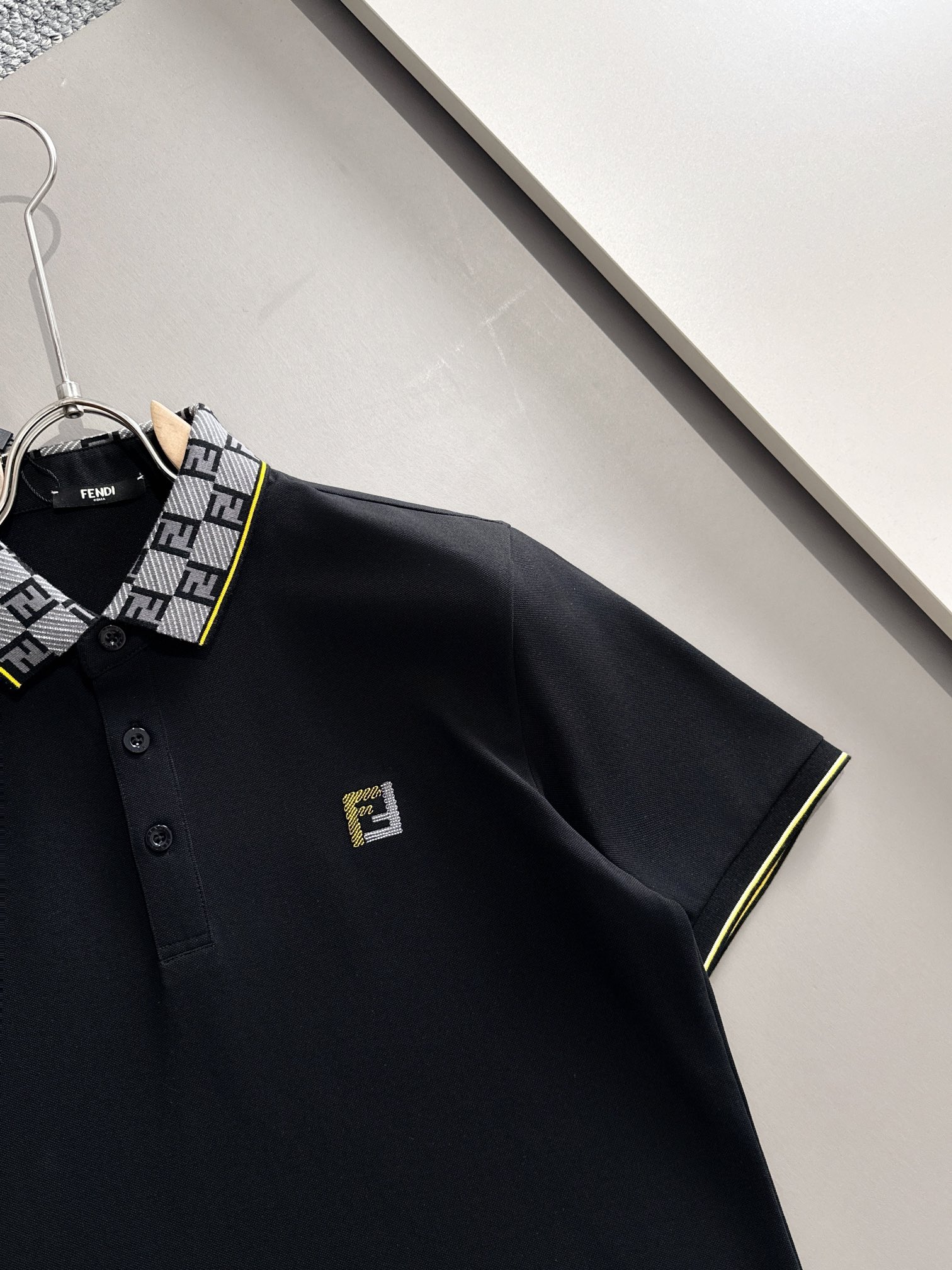 P芬迪25SS新款春夏短袖翻领T恤Polo，最高版本客供定制高端朱地面料简单时尚款，拼色螺纹超级好看！胸