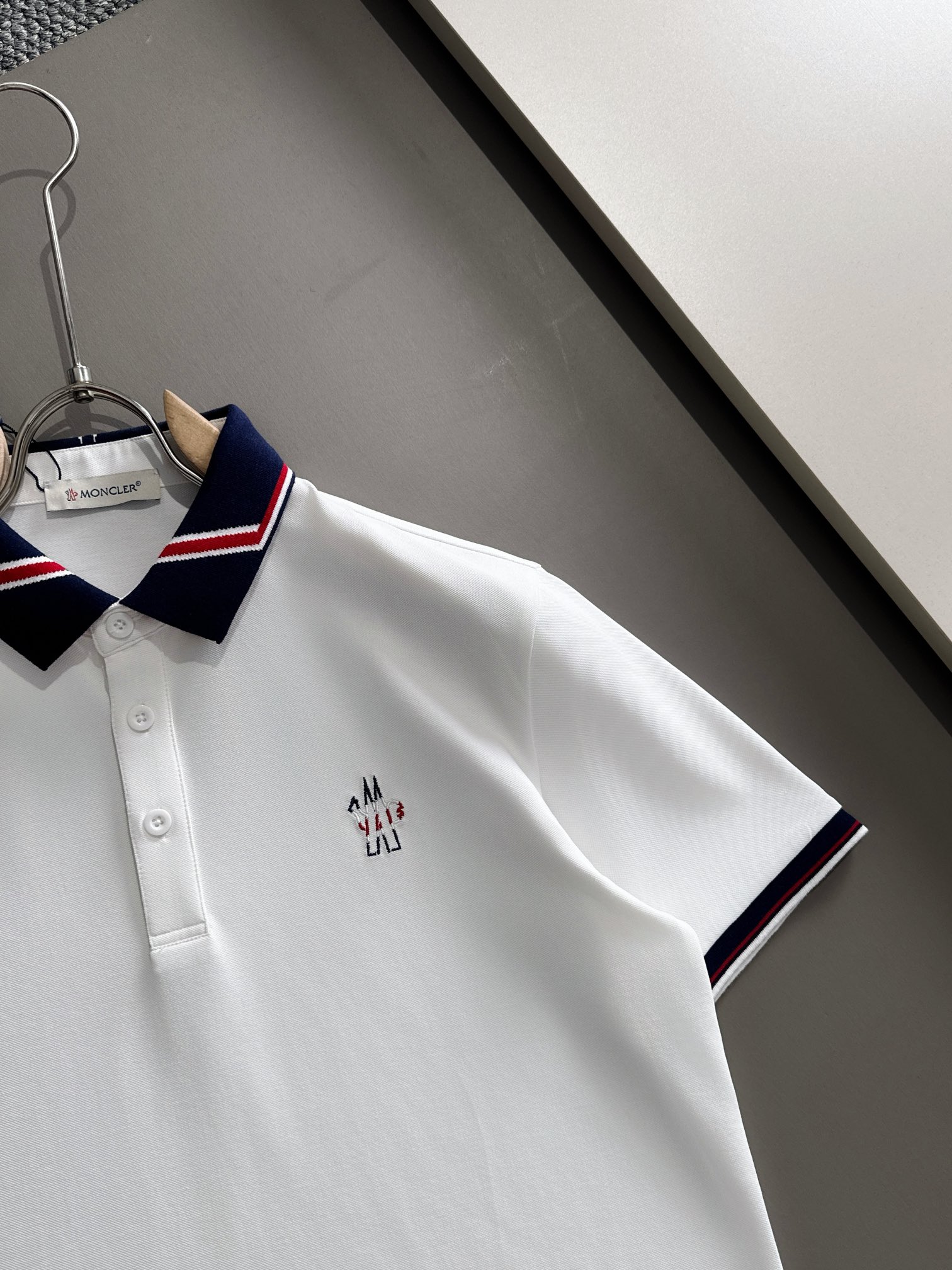 P蒙口25SS新款春夏短袖翻领T恤Polo，最高版本客供定制高端朱地面料简单时尚款，拼色螺纹超级好看！胸
