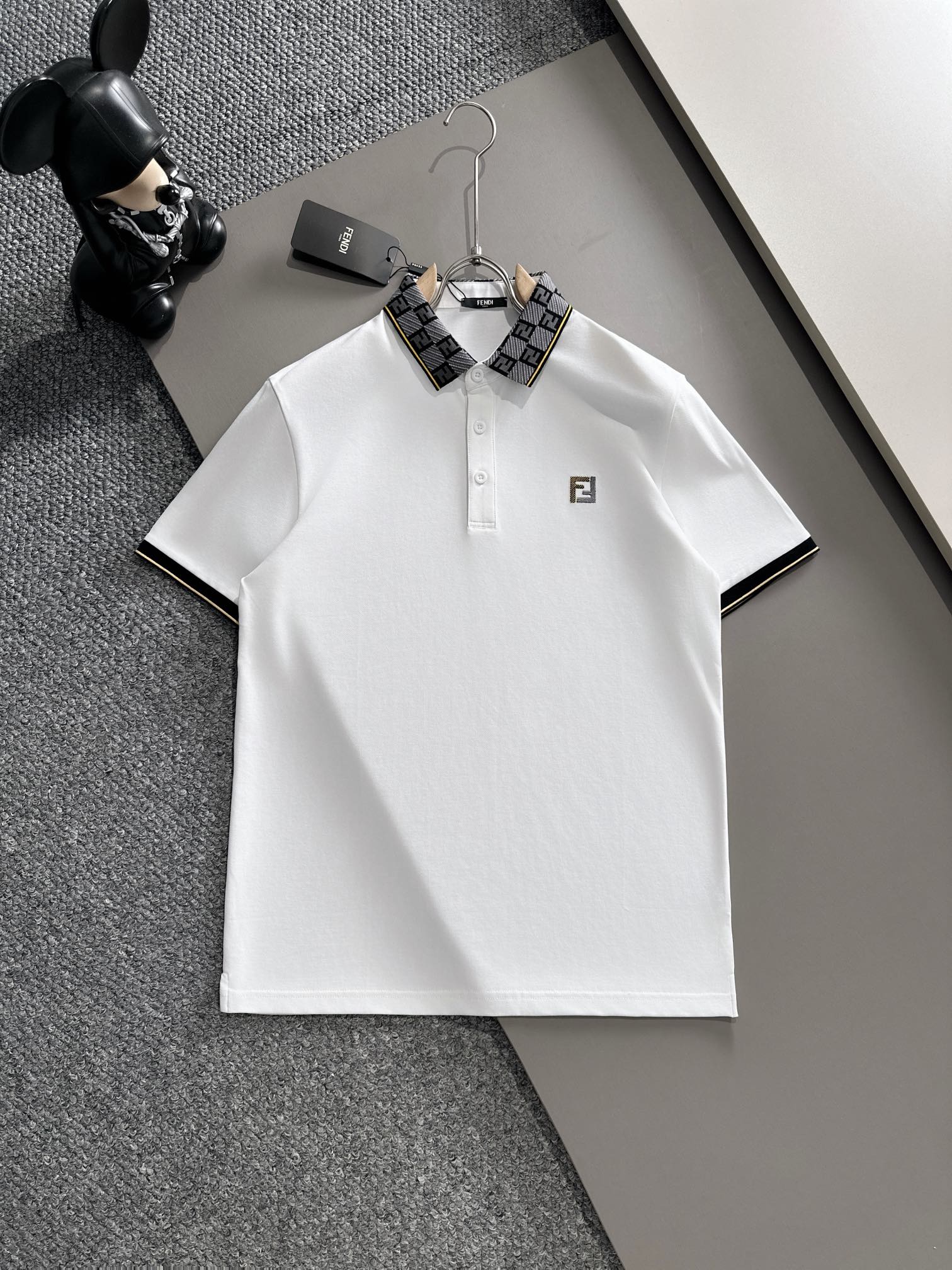 P芬迪25SS新款春夏短袖翻领T恤Polo，最高版本客供定制高端朱地面料简单时尚款，拼色螺纹超级好看！胸