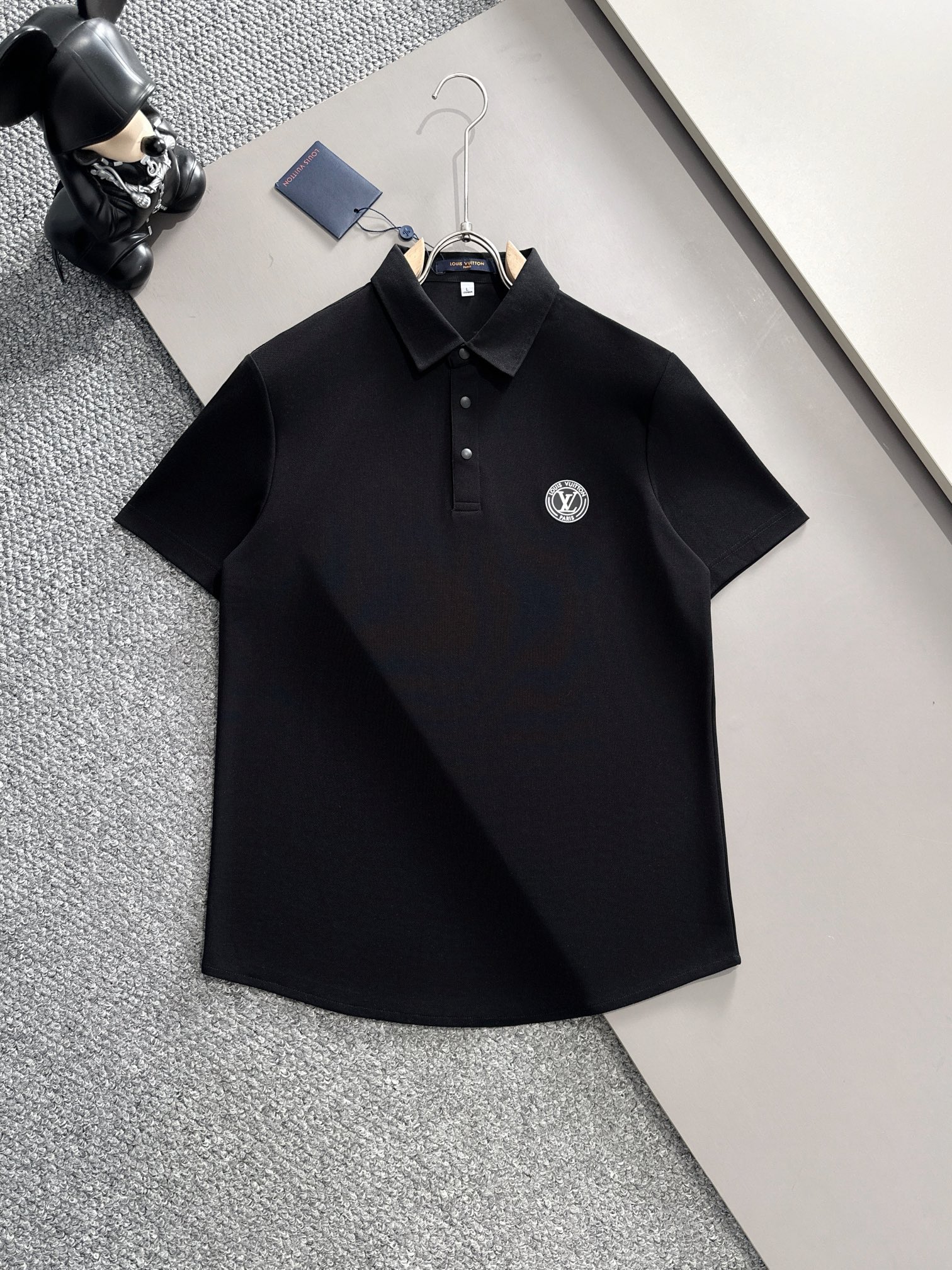 NO:515492,Lv25SS new spring and summer short-sleeved lapel T-shirt polo, the highest version is customized with high-end vermillion floor fabric simple and fashionable style, thread color matching is super good!  The classic logo of the Archaeopteryx labeling logo pattern on the chest is simple and elegant!  Full of high-end feel, wearable in all seasons. Simple European style official website is on sale... Black and white. Number M-3XL, louis vuittonarc'teryx, T-shirt,tees, t-shirt,alexander wang19860909Lv25SS新款春夏短袖翻领T恤polo,最高版本客供定制高端朱地面料简单时尚款,螺纹拼色螺纹配色超级好看！胸前始祖鸟贴标标识图案经典logo简单大方的款式！满满的高级感,四季可穿.简欧风格官网在售 … 黑白色.码数M-3XL,,louis vuittonarc'teryx,T-shirt,tees，t-shirt,alexander wang,Men's clothing