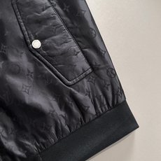 路易威登 Lv 棉衣 2025秋冬新款爆款专柜新款休闲时尚夹克 超前卫设计风格 细腻舒适 穿着非常轻便 路易威登 Lv 棉衣 2025秋冬新款爆款专柜新款休闲时尚夹克 超前卫设计风格 细腻舒适 穿着非常轻便