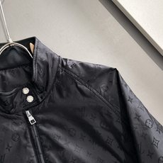 路易威登 Lv 棉衣 2025秋冬新款爆款专柜新款休闲时尚夹克 超前卫设计风格 细腻舒适 穿着非常轻便 路易威登 Lv 棉衣 2025秋冬新款爆款专柜新款休闲时尚夹克 超前卫设计风格 细腻舒适 穿着非常轻便