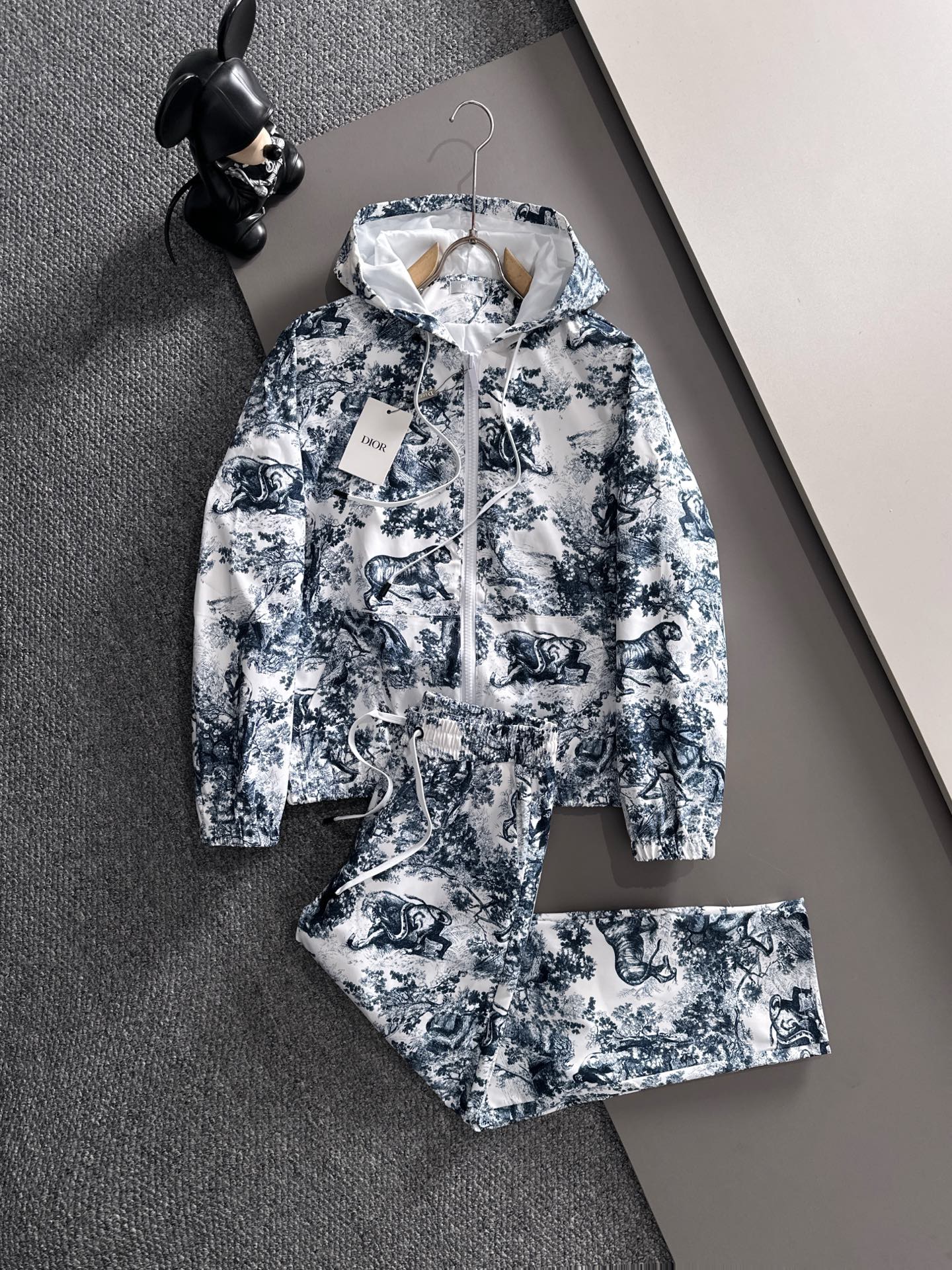 NO:526030,Dior* casual set style 2025 autumn and winter style top imported private goods, high-end splicing set, customized hardware to create multi-zipper multi-pocket design set, the counter style is fashionable and luxurious, the quality is unquestionable, the upper body effect is excellent, the same style on the luxury official website, style counter size M-3XL,,dior,dior,alexander wang19860909迪奥 Dior*休闲套装版型 2025秋冬款顶级进口私货,高端拼接套装,定制五金打造多拉链多口袋设计套装,专柜款时尚不失奢华 品质毋庸置疑 上身效果超赞,奢华官网同款 款式专柜尺码M-3XL,,dior,dior,alexander wang,Men's clothing