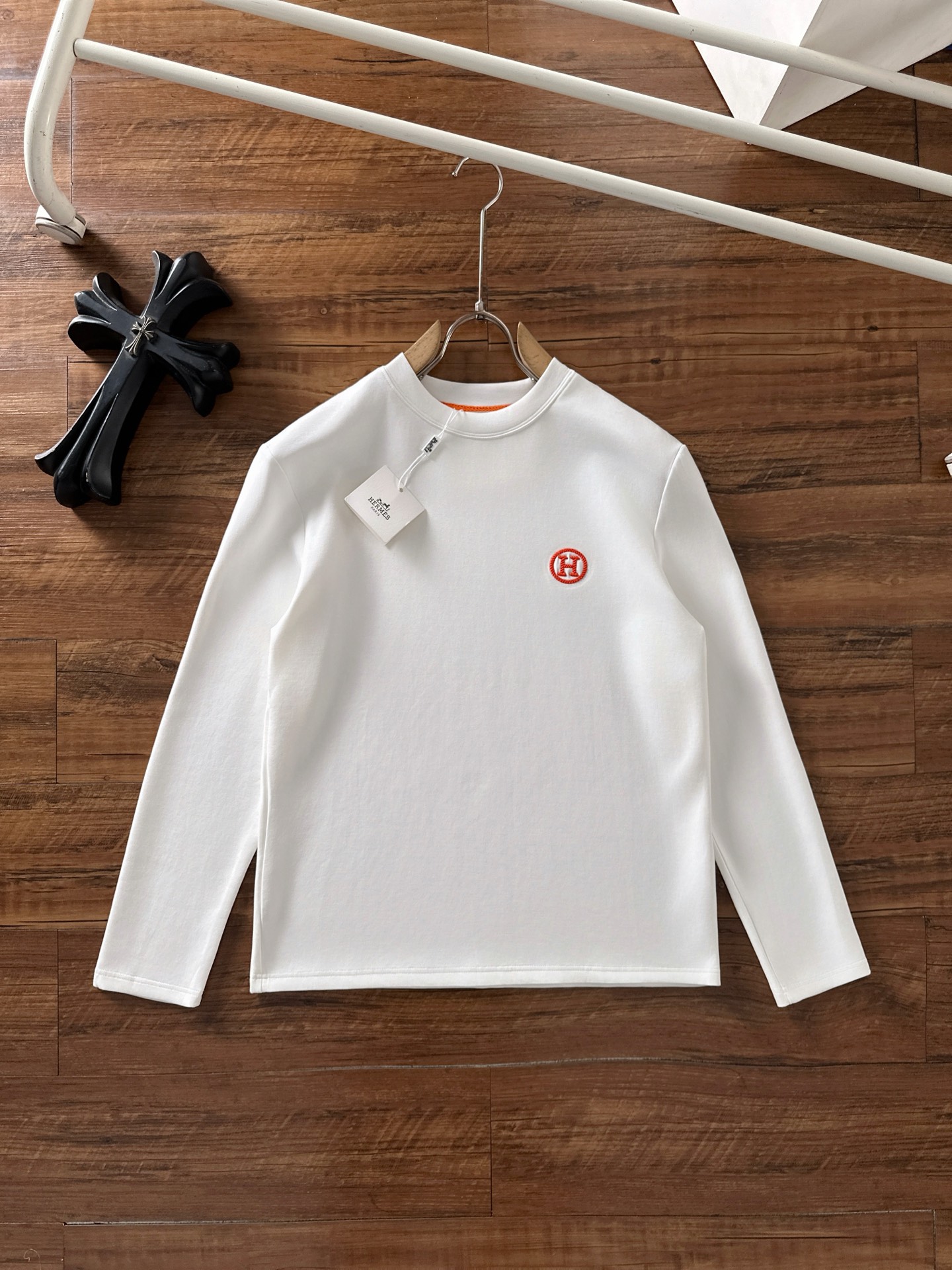 Hermes Men's White Long Sleeve T-Shirt, Round Neck, Casual Style