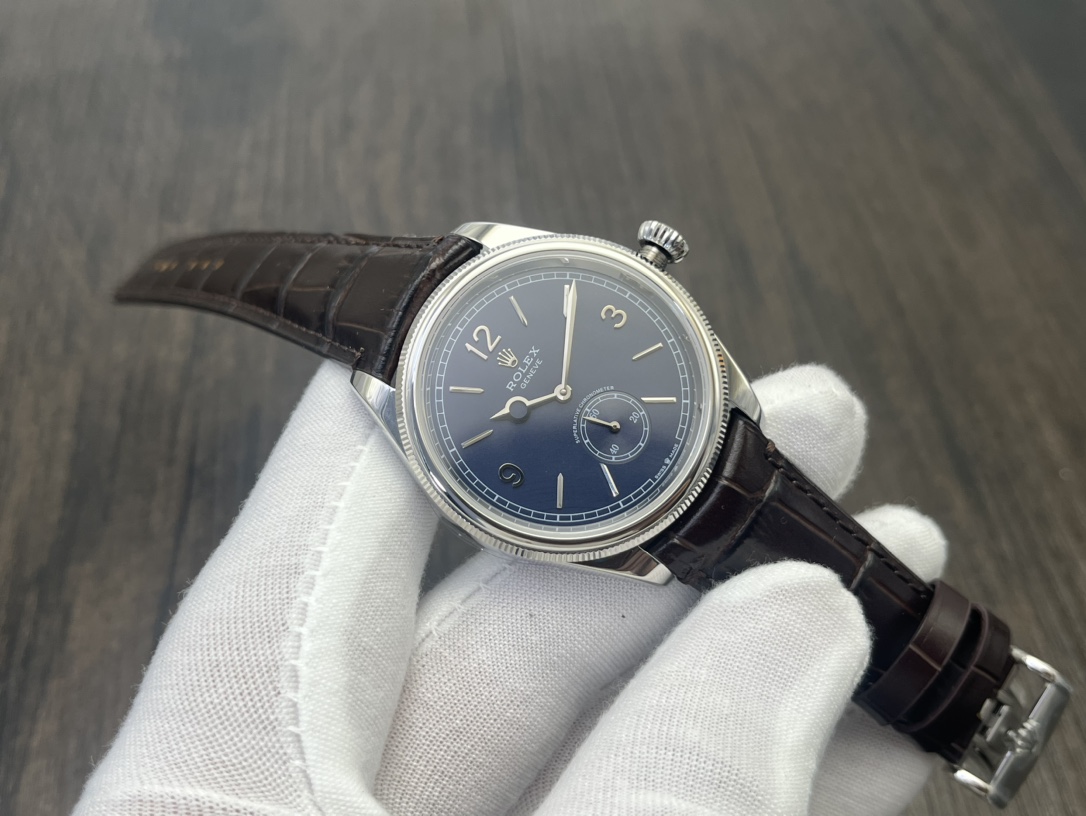 NO:158029,VR Factory2025 wall crack recommendation, the latest masterpiece, the highest version of the market, Rolex Rolex ultra-thin two-needle and a half-commercial model, Constant Dynamic 1908 (90g counterweight version) 1 diameter 39 mm, thickness 9.8 mm!  2 Exclusive custom modified Chronergy escapement system Blue Syloxi balance spring Cal.7140 automatic winding movement!  The 3K gold steel stamp folding buckle is closer to restoring the feel and wear texture of the K gold watch!  VR craftsmanship masterpieces welcome to taste it!  Rose gold 50 diamond 50, Rolex19860909VR Factory2025墙裂推荐 最新力作 市场最高版本 劳力士Rolex超薄两针半商务款恒动1908型（90克配重版） 1直径39毫米,厚度9.8毫米！ 2独家定制改装Chronergy擒纵系统蓝色Syloxi摆轮游丝Cal.7140自动上链机芯！ 3K金钢印折叠扣,更加接近的还原K金手表的手感及佩戴质感！ VR匠心力作 欢迎各位表友品鉴！玫金50钻50,,rolex,Watch