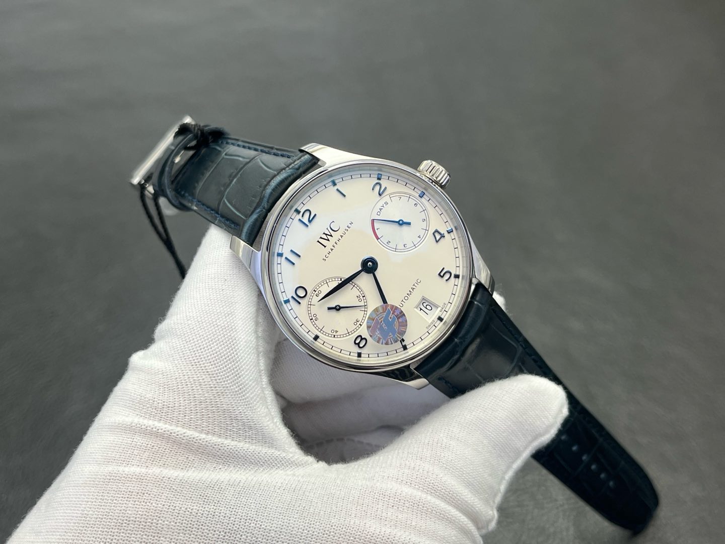 NO:156852,[ZF Factory wall crack recommendation, sales artifact] V5 upgraded version IWC 7-Portuguese series seven-day chain!  1Equipped with a customized version of C.52010 automatic mechanical movement!  2 independent small seconds hand, true kinetic energy indication!  3 sapphire glass mirror!  4 customized Italian cowhide strap, original buttons!  5 diameter 42 mm!  Produced by ZF, it must be a fine product. Welcome to taste it!  , iwc,cowhide19860909【ZF Factory墙裂推荐 销量神器】V5升级版 IWC万国葡7－葡萄牙系列七日链 ！ 1搭载定制版C.52010自动机械机芯！ 2独立小秒针,真动能指示！ 3蓝宝石玻璃镜面！ 4定制版意大利牛皮表带,原装扣子！ 5直径42毫米！ ZF出品 必属精品 欢迎您的品鉴！,,iwc,cowhide,Watch