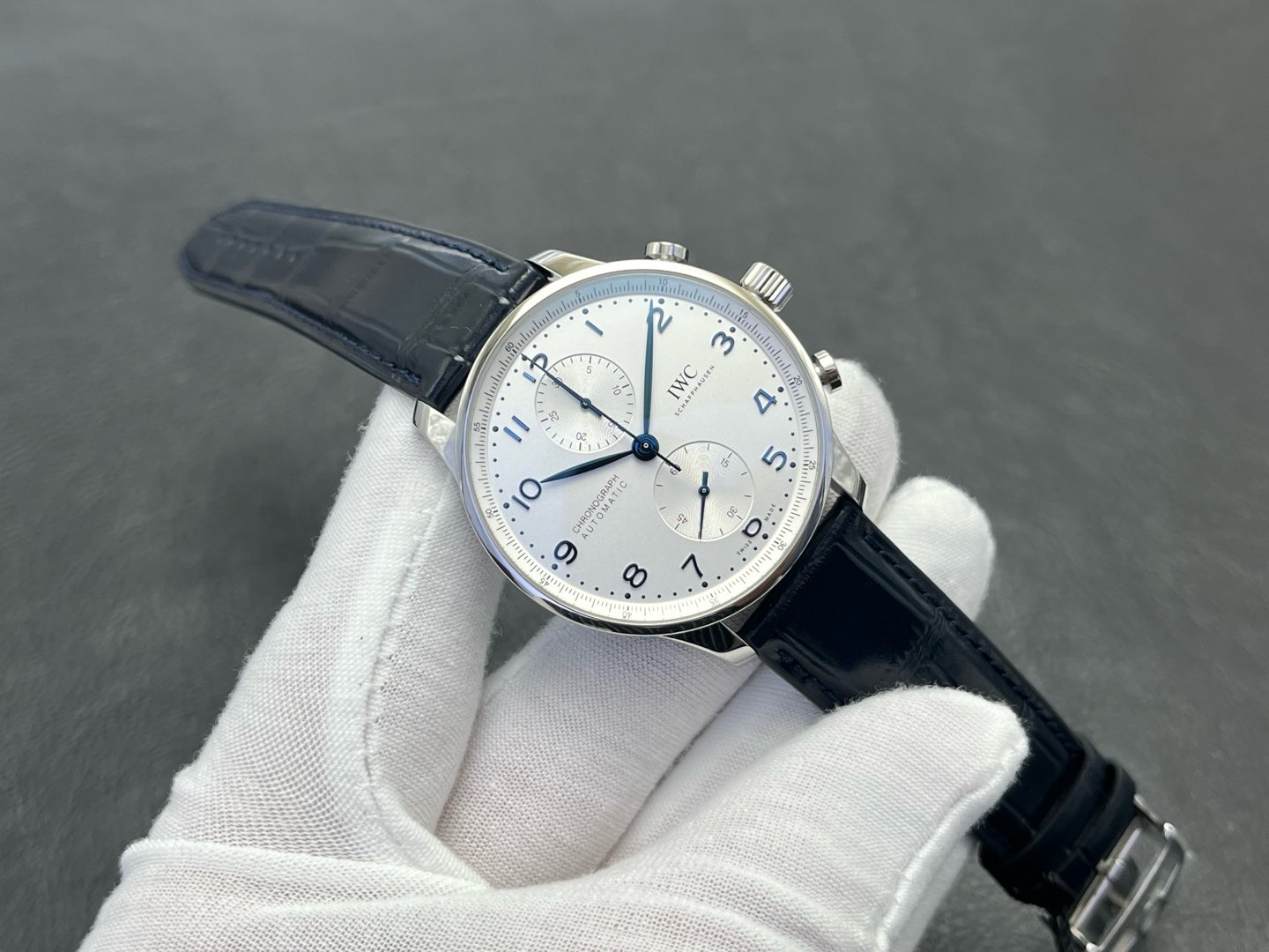 NO:156849,[ZF Factory wall crack recommendation Super Portuguese authentic Terminator, the strongest upgrade] ZF new Super World IWC Portuguese V2 Ultimate Edition is officially launched, equipped with a customized C.69355 movement, perfectly interpreting the functions of the watch!  Several adjustments have been made compared with the V1 version. 1 [Case Upgrade] Re-adjust the abrasive tool, upgrade the details of the ring port, mid-shell and bottom cover. As well as the post-grinding process, the overall coordination of the shell cover is more seamless and has no blind spots. 2 [Dial Upgrade] Improve the literal scale to make it more rounded, correct the pattern of the upper and lower sub-dials in the dial. Completely improve the gloss, make it whiter and more natural, and maintain the same effect as the original. 3 [Case Upgrade] Improve the polishing and drawing of the inner details of the buckle. Thank you very much. Careful watch friends for pointing out the shortcomings of the V1 version. The ultimate version of V2 belongs to everyone. ZF will continue to correct itself and live up to expectations. ZF Factory's craftsmanship masterpiece Welcome all watch friends to taste it!  ,,iwc19860909【ZF Factory墙裂推荐 超级葡计正品终结者,最强升级】ZF新品超级万国IWC葡计V2终极版正式上线,搭载定制C.69355机芯,完美诠释腕表功能！相对V1版本做出几处调整. 1【表壳升级】重新调整磨具,升级圈口,中壳和底盖的细节.以及提升后期打磨处理工艺,使壳套整体配合的更加默契天衣无缝,没有死角. 2【表盘升级】提升字面刻度使之变得更加圆润,修正表盘中上下两个子盘的纹路.彻底提升了光泽度,使之变得更白和自然,保持和原装一样的效果. 3【表扣升级】提升表扣内里细节的打磨和拉丝.在此由衷感谢,细心的表友们指正出V1版本的不足,V2终极版是属于大家的,ZF定不断修正自我,不负众望. ZF Factory匠心力作 欢迎各位表友品鉴！,,iwc,Watch