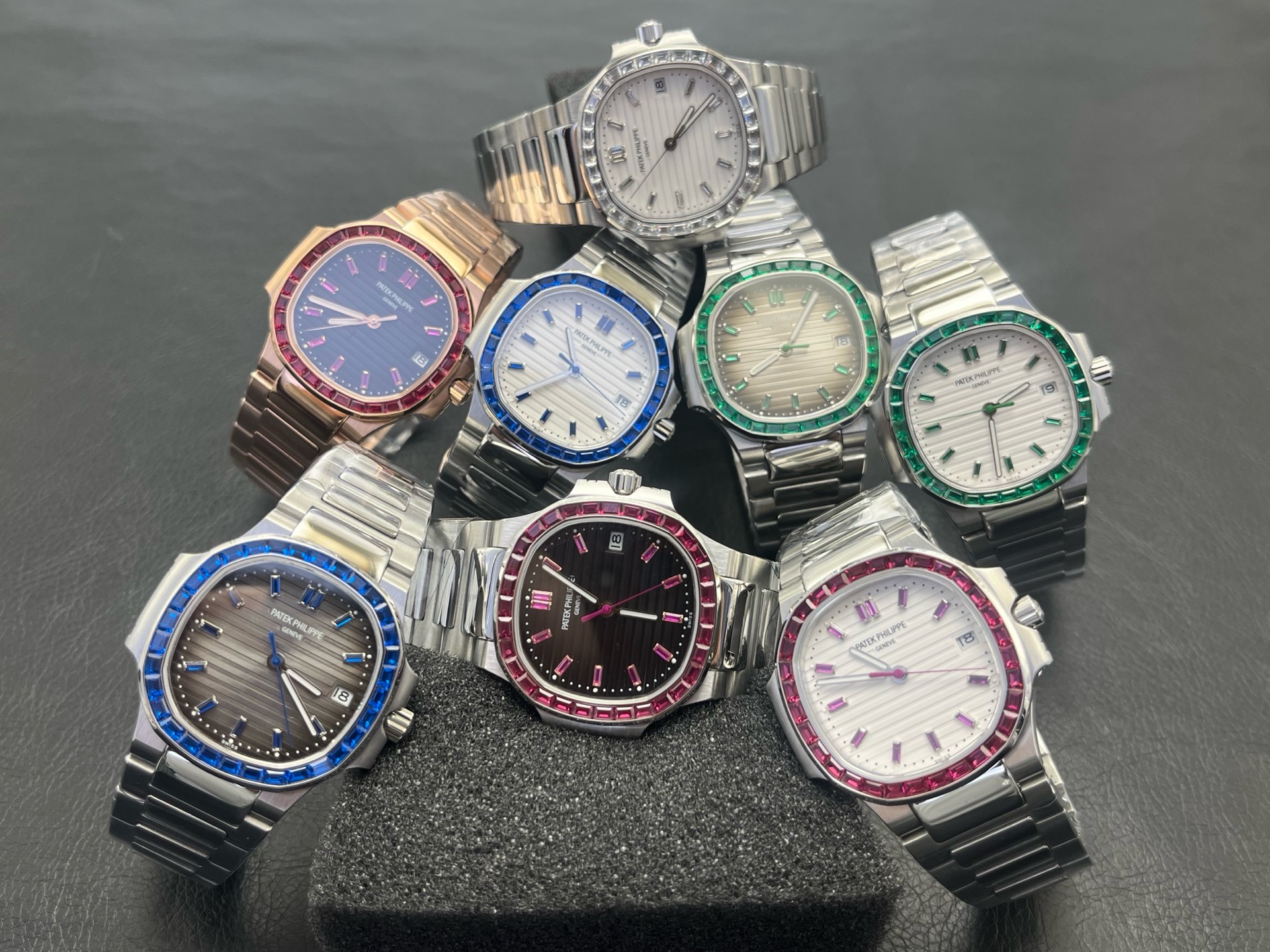 NO:156888,GR Factory wall crack recommendation latest masterpiece Patek Philippe Nautilus Patek Philippe Nautilus 5711 series high-value women's watch, ceiling style, eight complete Patek Philippe Sports and Elegant Nautilus women's watch P is coming!  Welcome to compare details 1. Combined with a customized version of the Cal.324sc automatic movement, kinetic energy storage for 45 hours, vibration frequency of 28,800 per hour!  2316L custom-grade ergonomic strap!  3 The watch size is 35.2MM, which is the same as the counter!  4 gemstones inlaid with rubies, sapphires, emeralds, and white T square tiles in different colors!  5-sided anti-glare sapphire crystal glass with double-sided anti-glare sapphire crystal!  6. The colors of the 6 liters are the same as those of the genuine product. 