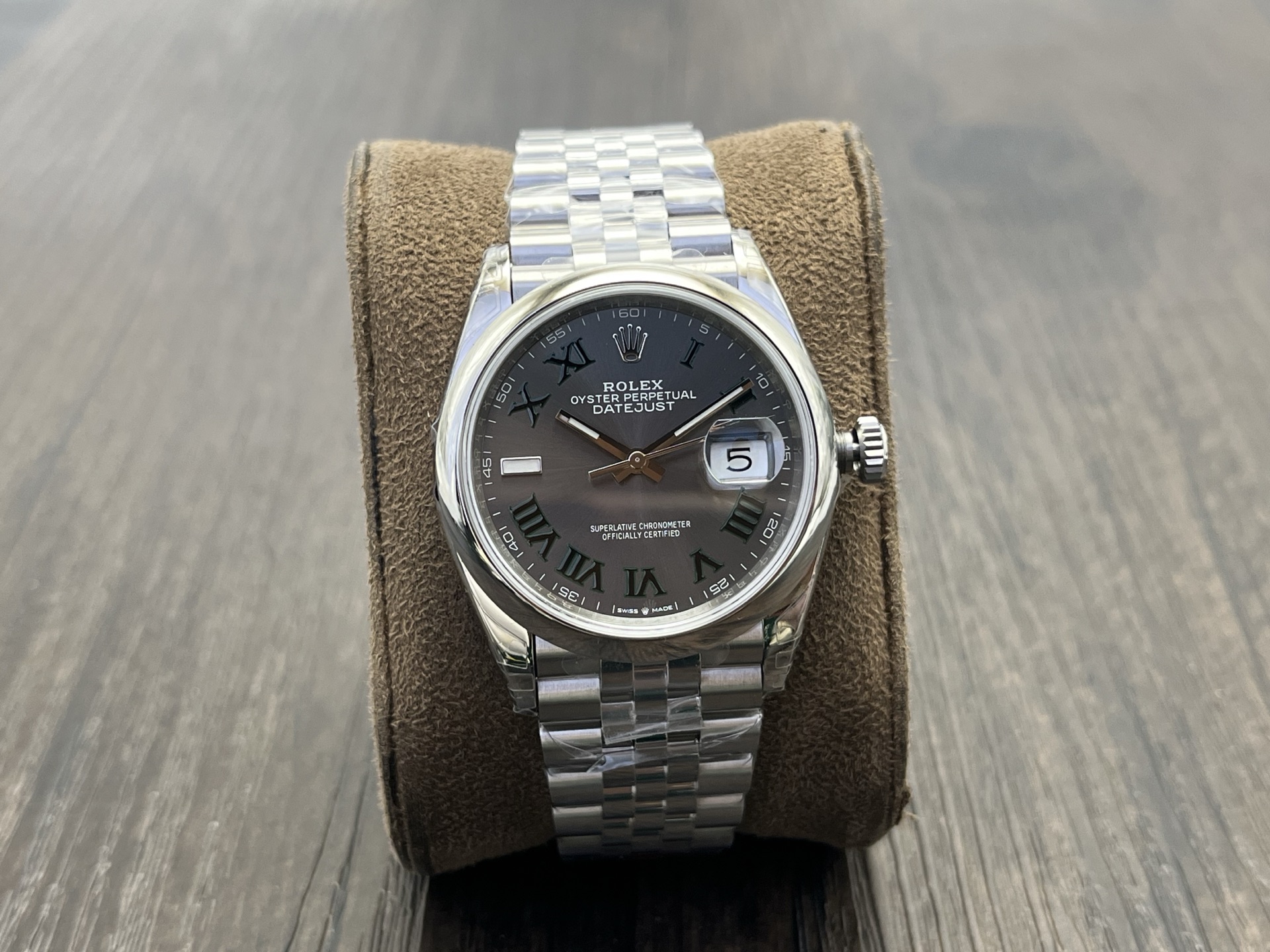 NO:157155,VS Factory wall crack recommendation VS dedicated professional watch development The highest version of the market Rolex Rolex Log 36MM series!  Super boutique, tribute to the classic, hot!  A truly original and authentic replica of the one-to-one!  Welcome to PK and compare!  Break through the limit!  The wonderful details of the entire watch are as follows: 1 The literal pointer luminous technology uses similar luminous technology to Swiss watchmaking technology, and is the same as the original version, luminous and bright. 2 The entire watch is made of 904L stainless steel!  The case has been ergonomic improvements, and the curved lug design is suitable for a variety of wrist circumferences, providing business people with comfortable wearing experience all-weather!  Copy 1 to 1 with the strap, perfectly restore the authenticity!  3 Use 7 super high cost original authentic alternative surfaces!  High-precision pot-shaped dial with original Swiss luminous combination studs and needles!  Consistent with the inside and outside!  4 biggest highlights VS exclusive custom Dandong integrated movement!  The exterior parts of the movement are consistent with the genuine product!  The walk is accurate and the kinetic energy exceeds 72 hours!  5 calendar printing fonts are excellent!  The structural design refers to professional watch standards!  Super high quality log watch!  Worth your possession!  VS craftsmanship masterpiece Please recognize VS’s exclusive quality, welcome to taste it!  ,,rolex19860909VS Factory墙裂推荐 VS潜心研制的专业腕表 市场最高版本 劳力士Rolex日志36MM系列！超级精品 致敬经典 火爆来袭！ 真正原装正品一比一的复刻！欢迎来PK对比！ 突破极限！整表的精彩细节如下: 1字面指针夜光采用与瑞士制表工艺相近的夜光技术,跟原版一样,夜光明亮.  2全表釆用904L精钢材质！表壳经人体工学改良,弧形表耳设计适配多种腕围,为商务人士提供全天候舒适佩戴体验！与表带1比1复制,细节完美还原正品！ 3采用7种超高成本的原装正品级代用表面！高精密的锅盖形表盘搭配原装瑞士夜光的组合字钉和表针！表里如一！ 4最大亮点VS独家定制丹东一体机芯！机芯外观零件与正品一致！走时精准,动能超72小时！ 5日历印刷字体精良！结构设计参照专业腕表标准！ 超高品质的日志手表！值得您拥有！ VS匠心力作 请认准VS独家品质,欢迎各位表友品鉴！,,rolex,Watch