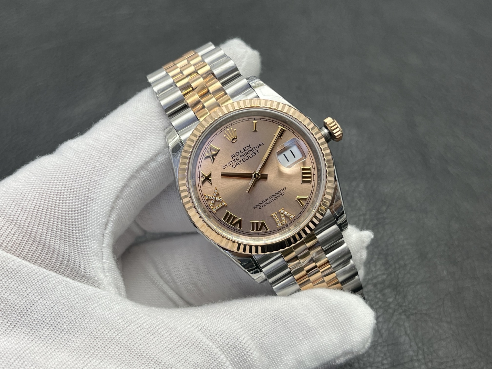 NO:157165,VS Factory wall crack recommendation VS dedicated professional watch development The highest version of the market Rolex Rolex Log 36MM series!  Super boutique, tribute to the classic, hot!  A truly original and authentic replica of the one-to-one!  Welcome to PK and compare!  Break through the limit!  The wonderful details of the entire watch are as follows: 1 The literal pointer luminous technology uses similar luminous technology to Swiss watchmaking technology, and is the same as the original version, luminous and bright. 2 The entire watch is made of 904L stainless steel!  The case has been ergonomic improvements, and the curved lug design is suitable for a variety of wrist circumferences, providing business people with comfortable wearing experience all-weather!  Copy 1 to 1 with the strap, perfectly restore the authenticity!  3 Use 7 super high cost original authentic alternative surfaces!  High-precision pot-shaped dial with original Swiss luminous combination studs and needles!  Consistent with the inside and outside!  4 biggest highlights VS exclusive custom Dandong integrated movement!  The exterior parts of the movement are consistent with the genuine product!  The walk is accurate and the kinetic energy exceeds 72 hours!  5 calendar printing fonts are excellent!  The structural design refers to professional watch standards!  Super high quality business watch for logs!  Worth your possession!  VS craftsmanship masterpiece Please recognize VS’s exclusive quality, welcome to taste it!  ,,rolex19860909VS Factory墙裂推荐 VS潜心研制的专业腕表 市场最高版本 劳力士Rolex日志36MM系列！超级精品 致敬经典 火爆来袭！ 真正原装正品一比一的复刻！欢迎来PK对比！ 突破极限！整表的精彩细节如下: 1字面指针夜光采用与瑞士制表工艺相近的夜光技术,跟原版一样,夜光明亮. 2全表釆用904L精钢材质！表壳经人体工学改良,弧形表耳设计适配多种腕围,为商务人士提供全天候舒适佩戴体验！与表带1比1复制,细节完美还原正品！ 3采用7种超高成本的原装正品级代用表面！高精密的锅盖形表盘搭配原装瑞士夜光的组合字钉和表针！表里如一！ 4最大亮点VS独家定制丹东一体机芯！机芯外观零件与正品一致！走时精准,动能超72小时！ 5日历印刷字体精良！结构设计参照专业腕表标准！ 超高品质的日志商务腕表！值得您拥有！ VS匠心力作 请认准VS独家品质,欢迎各位表友品鉴！,,rolex,Watch