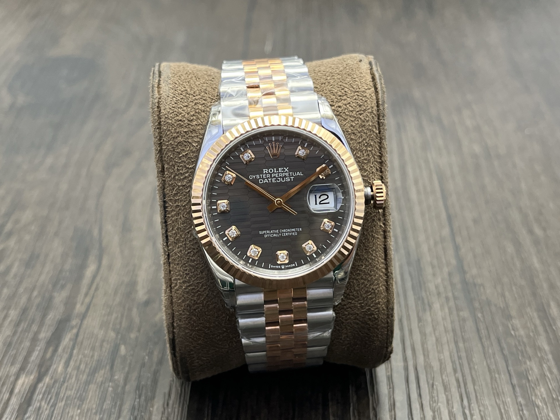 NO:157178,VS Factory wall crack recommendation VS dedicated professional watch development The highest version of the market Rolex Rolex Log 36MM series!  Super boutique, tribute to the classic, hot!  A truly original and authentic replica of the one-to-one!  Welcome to PK and compare!  Break through the limit!  The wonderful details of the entire watch are as follows: 1 The literal pointer luminous technology uses similar luminous technology to Swiss watchmaking technology, and is the same as the original version, luminous and bright. 2 The entire watch is made of 904L stainless steel!  The case has been ergonomic improvements, and the curved lug design is suitable for a variety of wrist circumferences, providing business people with comfortable wearing experience all-weather!  Copy 1 to 1 with the strap, perfectly restore the authenticity!  3 Use 7 super high cost original authentic alternative surfaces!  High-precision pot-shaped dial with original Swiss luminous combination studs and needles!  Consistent with the inside and outside!  4 biggest highlights VS exclusive custom Dandong integrated movement!  The exterior parts of the movement are consistent with the genuine product!  The walk is accurate and the kinetic energy exceeds 72 hours!  5 calendar printing fonts are excellent!  The structural design refers to professional watch standards!  Super high quality business watch for logs!  Worth your possession!  VS craftsmanship masterpiece Please recognize VS’s exclusive quality, welcome to taste it!  ,,rolex19860909VS Factory墙裂推荐 VS潜心研制的专业腕表 市场最高版本 劳力士Rolex日志36MM系列！超级精品 致敬经典 火爆来袭！ 真正原装正品一比一的复刻！欢迎来PK对比！ 突破极限！整表的精彩细节如下: 1字面指针夜光采用与瑞士制表工艺相近的夜光技术,跟原版一样,夜光明亮. 2全表釆用904L精钢材质！表壳经人体工学改良,弧形表耳设计适配多种腕围,为商务人士提供全天候舒适佩戴体验！与表带1比1复制,细节完美还原正品！ 3采用7种超高成本的原装正品级代用表面！高精密的锅盖形表盘搭配原装瑞士夜光的组合字钉和表针！表里如一！ 4最大亮点VS独家定制丹东一体机芯！机芯外观零件与正品一致！走时精准,动能超72小时！ 5日历印刷字体精良！结构设计参照专业腕表标准！ 超高品质的日志商务腕表！值得您拥有！ VS匠心力作 请认准VS独家品质,欢迎各位表友品鉴！,,rolex,Watch