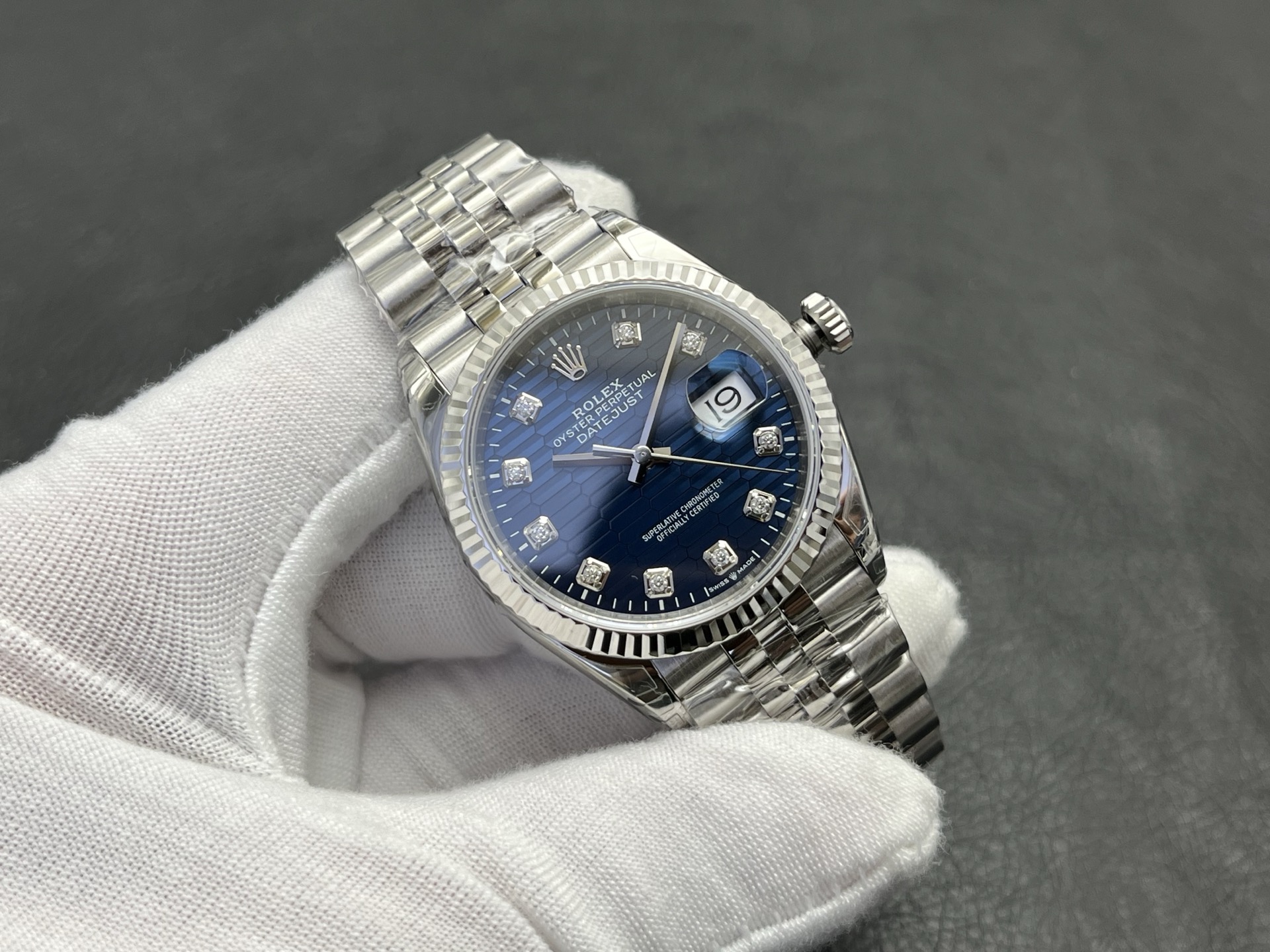 NO:157214,VS Factory wall crack recommendation VS dedicated professional watch development The highest version of the market Rolex Rolex Log 36MM series!  Super boutique, tribute to the classic, hot!  A truly original and authentic replica of the one-to-one!  Welcome to PK and compare!  Break through the limit!  The wonderful details of the entire watch are as follows: 1 The literal pointer luminous technology uses similar luminous technology to Swiss watchmaking technology, and is the same as the original version, luminous and bright. 2 The entire watch is made of 904L stainless steel!  The case has been ergonomic improvements, and the curved lug design is suitable for a variety of wrist circumferences, providing business people with comfortable wearing experience all-weather!  Copy 1 to 1 with the strap, perfectly restore the authenticity!  3 Use 7 super high cost original authentic alternative surfaces!  High-precision pot-shaped dial with original Swiss luminous combination studs and needles!  Consistent with the inside and outside!  4 biggest highlights VS exclusive custom Dandong integrated movement!  The exterior parts of the movement are consistent with the genuine product!  The walk is accurate and the kinetic energy exceeds 72 hours!  5 calendar printing fonts are excellent!  The structural design refers to professional watch standards!  Super high quality business watch for logs!  Worth your possession!  VS craftsmanship masterpiece Please recognize VS’s exclusive quality, welcome to taste it!  ,,rolex19860909VS Factory墙裂推荐 VS潜心研制的专业腕表 市场最高版本 劳力士Rolex日志36MM系列！超级精品 致敬经典 火爆来袭！ 真正原装正品一比一的复刻！欢迎来PK对比！ 突破极限！整表的精彩细节如下: 1字面指针夜光采用与瑞士制表工艺相近的夜光技术,跟原版一样,夜光明亮. 2全表釆用904L精钢材质！表壳经人体工学改良,弧形表耳设计适配多种腕围,为商务人士提供全天候舒适佩戴体验！与表带1比1复制,细节完美还原正品！ 3采用7种超高成本的原装正品级代用表面！高精密的锅盖形表盘搭配原装瑞士夜光的组合字钉和表针！表里如一！ 4最大亮点VS独家定制丹东一体机芯！机芯外观零件与正品一致！走时精准,动能超72小时！ 5日历印刷字体精良！结构设计参照专业腕表标准！ 超高品质的日志商务腕表！值得您拥有！ VS匠心力作 请认准VS独家品质,欢迎各位表友品鉴！,,rolex,Watch