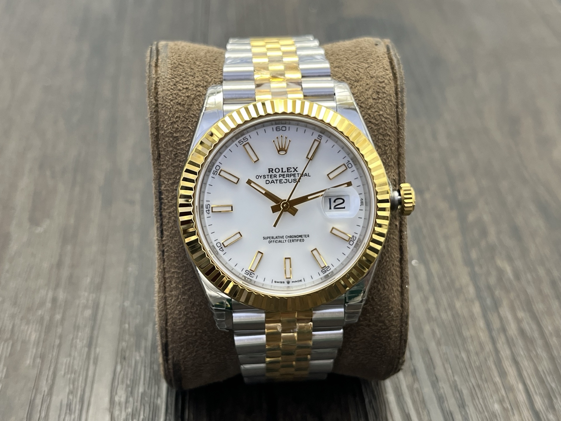 NO:157230,VS Factory wall crack recommendation VS professional watches developed carefully The highest version of the market Rolex Rolex Log 41MM series!  Super boutique, tribute to the classic, hot!  A truly original and authentic replica of the one-to-one!  Welcome to PK and compare!  Break through the limit!  The wonderful details of the entire watch are as follows: 1 The literal pointer luminous technology uses similar luminous technology to Swiss watchmaking technology, and is the same as the original version, luminous and bright. 2 The entire watch is made of 904L stainless steel!  The case has been ergonomic improvements, and the curved lug design is suitable for a variety of wrist circumferences, providing business people with comfortable wearing experience all-weather!  Copy 1 to 1 with the strap, perfectly restore the authenticity!  3 Use 7 super high cost original authentic alternative surfaces!  High-precision pot-shaped dial with original Swiss luminous combination studs and needles!  Consistent with the inside and outside!  4 biggest highlights VS exclusive custom Dandong integrated movement!  The exterior parts of the movement are consistent with the genuine product!  The walk is accurate and the kinetic energy exceeds 72 hours!  5 calendar printing fonts are excellent!  The structural design refers to professional watch standards!  Super high quality business watch for logs!  Worth your possession!  VS craftsmanship masterpiece Please recognize VS’s exclusive quality, welcome to taste it!  ,,rolex19860909VS Factory墙裂推荐 VS潜心研制的专业腕表 市场最高版本 劳力士Rolex日志41MM系列！超级精品 致敬经典 火爆来袭！ 真正原装正品一比一的复刻！欢迎来PK对比！ 突破极限！整表的精彩细节如下: 1字面指针夜光采用与瑞士制表工艺相近的夜光技术,跟原版一样,夜光明亮. 2全表釆用904L精钢材质！表壳经人体工学改良,弧形表耳设计适配多种腕围,为商务人士提供全天候舒适佩戴体验！与表带1比1复制,细节完美还原正品！ 3采用7种超高成本的原装正品级代用表面！高精密的锅盖形表盘搭配原装瑞士夜光的组合字钉和表针！表里如一！ 4最大亮点VS独家定制丹东一体机芯！机芯外观零件与正品一致！走时精准,动能超72小时！ 5日历印刷字体精良！结构设计参照专业腕表标准！ 超高品质的日志商务腕表！值得您拥有！ VS匠心力作 请认准VS独家品质,欢迎各位表友品鉴！,,rolex,Watch