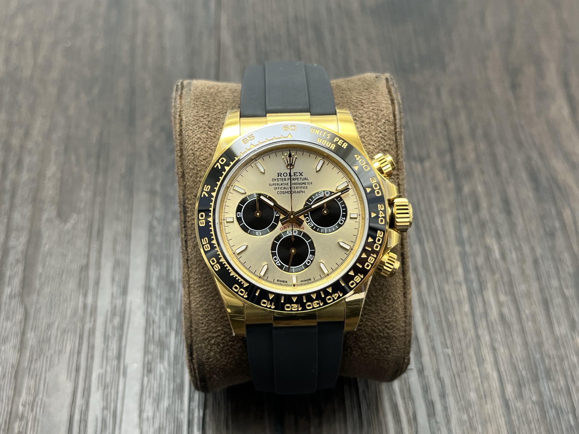 NO:157317,VS Factory wall crack recommendation VS new product Rolex Ditona watch pays tribute to the classics and taste a different life!  Super version of Ditona!  This time, the most stable version of the market is launched. VS new product Ditona series!  The entire series has ushered in a new change, with the following changes: 1 The scale time mark has become thinner 2 The chronograph is more elegant and slender 3 The crown logo is added at six o'clock 4 The ceramic ring has a new metal outer ring 5 The new case represents the ears with stronger curve effect 6 The exclusive custom-made movement 4131 VS has also made a new breakthrough in the development of this new product, and it has finally been perfectly released!  Full of details. This time, every spare parts are carefully reproduced and rewarded with the most perfect quality possible. 1. All colors of the dial are consistent with the original version, and there is no color difference!  Each time scale is finely cast and chamfered and polished, and platinum electroplating is used to ensure that it will not fade forever!  The font on the disk is clear and three-dimensional!  2. Customized 904L stainless steel belt from VS factory, top-quality wire drawing technology!  The tape is made of natural fluoroelastic tape, the tape is built-in memory steel sheet, and the raw ear holes are also equipped with anti-broken steel passes. 3. The needle is made of BUff factory high-end watch needle, plus platinum fine plating, no burrs. The three small second hand and large second hand are all solid needle shafts, and the needle cap is in the shape of a mushroom head. 4 The authentic ceramic ring mouth is filled with platinum electroplating through PVD technology. The font is the same as the original, and the overall quality of the original is restored!  5. The metal seal logo of the AU. Dog head logo on the back is clearly visible. 6. Dandong 4131 movement is precisely because of its extremely stable performance, and its power reserve can reach a real 72-hour long. VS craftsmanship masterpiece Please recognize VS exclusive quality. Welcome to taste it!  ,rolex,hats19860909VS Factory墙裂推荐 VS新品 劳力士迪通拿腕表 致敬经典 品味不一样的人生！市场超级版本迪通拿！ 本次推出目前市场最稳定版本. VS新品迪通拿系列！整个系列迎来了全新的改变,具体有以下几点改变 1刻度时标变得更加纤细 2计时表盘更加优雅纤细 3 六点位增加皇冠标志 4陶瓷圈新增金属外圈 5表壳新一代表耳有更强的曲线效果 6独家定制版机芯4131 VS在本次新品研发也有了新突破,终于完美出炉！细节满满,这次岀品精心复刻每一个零配件,尽可能以最完美的品质回馈表友们. 1.表盘所有颜色均与原版一致,无色差！每个时标刻度都精抛倒角打磨的基础上采用铂金电镀做到永久不退色！ 盘面字体清晰分明立体感十足！ 2. VS厂订制904L精钢钢带,顶级拉丝艺！胶带采用天然氟橡胶胶带,胶带内置记忆钢片,生耳孔也加装防断钢通. 3.表针采用BUff工厂高端表针,再加上铂金精镀,无毛刺,三枚小秒针和大秒针均按用实心针轴,针帽呈蘑菇头状. 4正品同款陶瓷圈圈口,通过PVD技术铂金电镀填充,字体与原版一致,整体还原了原版品质！ 5表耳背部AU.狗头标金属钢印标识清晰可见. 6丹东4131机芯正因为它的极其稳定性能,动力储能更能达到真正的72小时之久. VS匠心力作 请认准VS独家品质 欢迎各位表友品鉴！,,rolex,hats,Watch