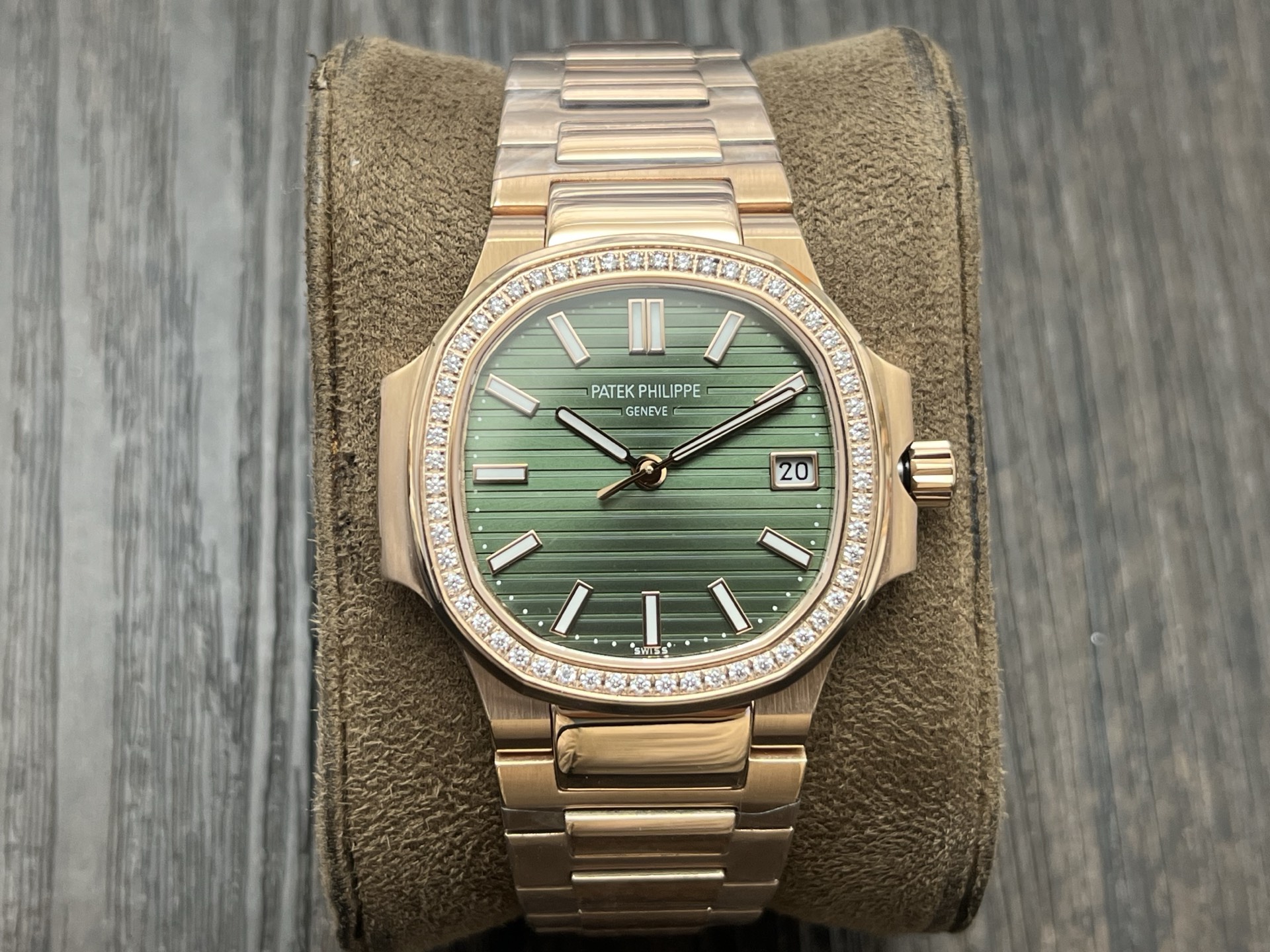 NO:158810,Not to be missed!  GR Factory2025 strongly recommends GR new women's watch v2 version P female nautilus, a nobleman in the watch, a symbol of elegance and precision, now a new interpretation, shocking debut, welcomes all-round comparison of details 1. Exclusive movement, excellent performance equipped with a custom 9015 machine-modified Cal.324sc integrated automatic movement, adjusting continuously, and every adjustment is a persistent pursuit of precision. 45 hours of kinetic energy storage, vibration frequency up to 28,800 times/hour, stable and reliable, and is a loyal guardian of time. 2. Top-grade material, comfortable wearing uses a 316L custom-grade strap, carefully designed according to ergonomics, fitting the wrist curve, bringing an ultimate comfortable wearing experience, extraordinary texture, sturdy and durable. 3. Intense size, perfect proportion watch diameter 35.2MM  , with a thickness of only 8.6mm, the right size, blooms exquisite charm at the wrist, and can be perfectly adapted whether it is a workplace or a dinner party. 4. The dazzling crystal is inlaid with 56 Swarovski crystal diamonds, which are consistent with the number of genuine diamonds. Each has been carefully selected and inlaid, and the fire is shining, showing luxury in every move. 5. The high-definition watch mirror, the clear reading mirror uses double-sided anti-glare sapphire crystal glass, which effectively reduces reflection, and can be read clearly even under strong light. It has high hardness, wear-resistant and scratch-resistant. 6. Accurate reproduction, the color is like a literal color and accurately restores the authentic product. Every texture and every tone have been repeatedly debugged, striving to be no different from the original, presenting the original Patek Philippe charm.  