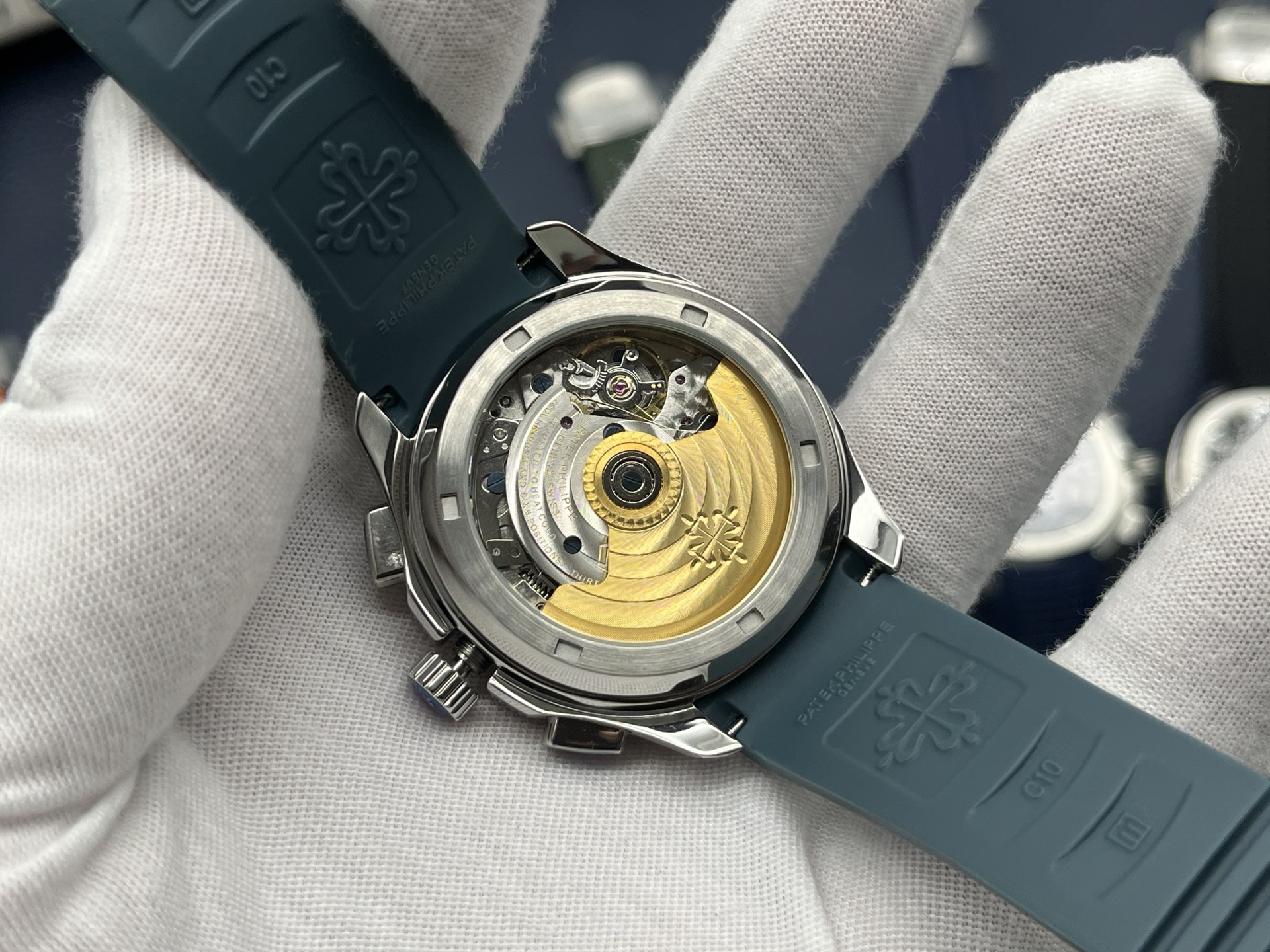 被追问无数次的梦中情表——PF Factory2025百达翡丽Aquanaut手雷计时系列5968A - 001
还在纠结不知道选哪块表?今天必须给各位表友们墙裂推荐PF Factory2025打造的百达翡丽Aquanaut系列手雷计时款,市场最高版本,戴上就不想摘!
机芯黑科技,性能超硬核
搭载一体机芯,计时精准到令人发指!四分之一秒的外缘轨道式刻度,搭配60分钟累积计时器,每一次计时都仿佛在与时间共舞,分秒不差,完全就是时间管理大师的梦中情表。
轻薄时尚,舒适百搭
42.2毫米的不锈钢表壳,厚度却仅有13mm,市面最薄!不仅上手轻盈无负担,还巧妙融合了运动表的活力与正装表的精致,不管是商务洽谈还是户外运动,都能轻松拿捏氛围感。
细节控福利,质感拉满
圆润的八角形表圈,经过倒角抛光处理,细腻精致,上手就能感受到那股高级质感。正面抛光、侧边磨砂的表耳,微微弯曲,完美贴合手腕,戴一整天都不会觉得累。再配上天然防敏感橡胶表带,透气又亲肤,运动达人的福音无疑了!
如果你也是追求品质与设计的腕表爱好者,这款PF Factory2025的百达翡丽Aquanaut手雷计时系列,绝对值得你收入囊中!P1800💰间金50钻50