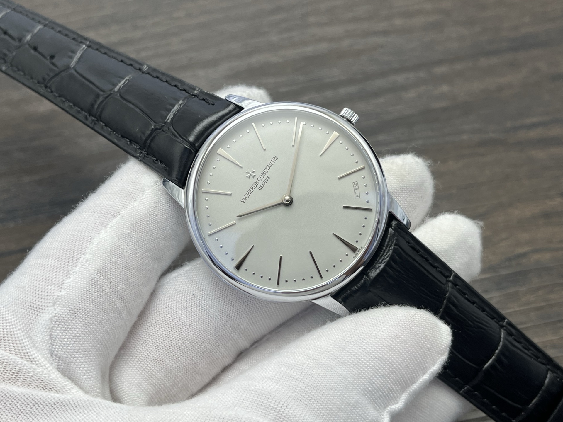 NO:725914,Produced by VC+, the VC Factory original 78-gram counterweight version of the Vacheron Constantin VC Heritage Series 85180 watch PV2 is a masterpiece of craftsmanship | Shocking debut. Re-engraved classic, exceeding expectations!  VC+ Factory's newly upgraded version of the Vacheron Constantin Heritage Series 85180 watch is gloriously launched, interpreting the charm of luxury watches with ultimate ingenuity, and bringing you an unparalleled wearing experience for those who pursue excellent quality!  Accurately reproduced, the size is accurate to every millimeter. Strictly follow the original specifications to create a 40MM×8.65MM golden ratio case. The ultra-thin design shows elegance. Every line and every arc has been measured and polished countless times to perfectly restore the classic aesthetics of the Vacheron Constantin heritage series, ensuring that the watch fits comfortably on the wrist and shows a gentleman's demeanor. Real materials, full weight and texture  Abandoning the 'light' defect of ordinary replica watches, we use original K gold material and precisely control it, so that the weight of the watch reaches 78 grams, which is exactly the same as the original!  The heavy texture is not only a symbol of quality, but also allows you to feel the unique charm and confidence brought by luxury watches every time you move your hands and feet. Excellent movement, a model of ingenuity and craftsmanship. As the 'heart' of the watch, the movement is the 'heart' of the watch, and we strive for excellence. It is manufactured by Vacheron Constantin.  The movement not only realizes the only correct balance wheel direction, but also carefully decorates every component by experienced watchmakers. From the exquisite plywood to the precise steel wheel, every detail shows extraordinary craftsmanship to ensure accurate and stable travel time, comparable to the original quality, making the passage of time an artistic enjoyment. Top-notch configuration, details highlight quality  The two sapphire glass mirrors on the front and rear of the watch mirror are equipped with anti-vertigo coating technology, which can clearly read the time whether in strong light or in a dim environment, while effectively preventing scratches and wear, and keeping the mirror like new for a long time. The strap is made of double-layer Italian calfskin, which is soft and delicate to the touch and has excellent breathability. It is equipped with a top-grade cross-shaped Maltese pin buckle, which is not only convenient to wear, but also highlights the noble identity of the Vacheron Constantin brand with unique design elements, adding a lot to the overall look. VC+  Always adhering to the concept of 'pursuing perfection and achieving extraordinary results', we are committed to presenting you with top replica watches that are closest to the original. The Vacheron Constantin Heritage Series 85180 watch is not only a timing tool, but also a work of art that demonstrates taste and identity. Choose VC+, choose quality and luxury!  Own it now and start your journey of luxury watches!  For the best luxury gift recommendations, please look for VC+ exclusive quality, vacheron, cowhide, gold19860909VC+ 出品 VC Factory 原版78克配重版 江诗丹顿 VC 传承系列 85180腕表PV2匠心臻品｜震撼登场 复刻经典,超越期待！VC+ Factory 全新升级版江诗丹顿传承系列 85180 腕表荣耀问世,以极致匠心诠释奢华腕表魅力,为追求卓越品质的您带来无与伦比的佩戴体验！ 精准复刻,尺寸毫厘不差 严格遵循原版规格,打造 40MM×8.65MM 黄金比例表壳,超薄设计尽显优雅格调.每一处线条、每一个弧度,都经过无数次的测量与打磨,完美还原江诗丹顿传承系列的经典美学,确保腕表佩戴于腕间舒适贴合,尽显绅士风度. 真材实料,重量质感十足 摒弃普通复刻表的“轻飘飘”缺陷,我们采用原装 K 金材质,精准把控,使腕表重量达到 78 克,与原版完全一致！沉甸甸的质感不仅是品质的象征,更让您在举手投足间,都能感受到奢华腕表带来的独特魅力与自信气场. 卓越机芯,匠心工艺典范 机芯作为腕表的“心脏”,我们精益求精.采用 改江诗丹顿自产 机芯,不仅实现了唯一对版摆轮方向,更由经验丰富的制表师精心装饰每一个部件.从精致的夹板到精密的钢轮,每一处细节都展现出非凡工艺,确保走时精准稳定,媲美原装品质,让时间的流逝成为一种艺术享受. 顶级配置,细节彰显品质 表镜前后两片蓝宝石玻璃镜面,搭配防眩晕镀膜技术,无论是在强光下还是昏暗环境中,都能清晰读时,同时有效防止刮花磨损,长久保持镜面如新. 表带精选双层意大利小牛皮,触感柔软细腻,透气性极佳.搭配顶级十字卜型马耳他针扣,不仅佩戴便捷,更以独特的设计元素彰显江诗丹顿品牌的高贵身份,为整体造型增色不少. VC+ 始终秉持“追求完美,成就非凡”的理念,致力于为您呈现最接近原装的顶级复刻腕表.江诗丹顿传承系列 85180 腕表,不仅是一款计时工具,更是一件彰显品味与身份的艺术品.选择 VC+,选择品质与奢华！ 即刻拥有,开启您的奢华腕表之旅！送礼最佳奢华推荐请认准VC+独家品质,,vacheron,cowhide,gold,Watch