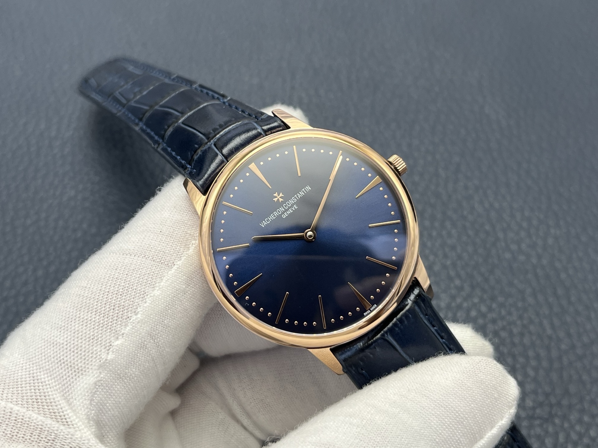 NO:725921,Produced by VC+, the VC Factory original 78-gram counterweight version of the Vacheron Constantin VC Heritage Series 85180 watch PV2 is a masterpiece of craftsmanship | Shocking debut. Re-engraved classic, exceeding expectations!  VC+ Factory's newly upgraded version of the Vacheron Constantin Heritage Series 85180 watch is gloriously launched, interpreting the charm of luxury watches with ultimate ingenuity, and bringing you an unparalleled wearing experience for those who pursue excellent quality!  Accurately reproduced, the size is accurate to every millimeter. Strictly follow the original specifications to create a 40MM×8.65MM golden ratio case. The ultra-thin design shows elegance. Every line and every arc has been measured and polished countless times to perfectly restore the classic aesthetics of the Vacheron Constantin heritage series, ensuring that the watch fits comfortably on the wrist and shows a gentleman's demeanor. Real materials, full weight and texture  Abandoning the 'light' defect of ordinary replica watches, we use original K gold material and precisely control it, so that the weight of the watch reaches 78 grams, which is exactly the same as the original!  The heavy texture is not only a symbol of quality, but also allows you to feel the unique charm and confidence brought by luxury watches every time you move your hands and feet. Excellent movement, a model of ingenuity and craftsmanship. As the 'heart' of the watch, the movement is the 'heart' of the watch, and we strive for excellence. It is manufactured by Vacheron Constantin.  The movement not only realizes the only correct balance wheel direction, but also carefully decorates every component by experienced watchmakers. From the exquisite plywood to the precise steel wheel, every detail shows extraordinary craftsmanship to ensure accurate and stable travel time, comparable to the original quality, making the passage of time an artistic enjoyment. Top-notch configuration, details highlight quality  The two sapphire glass mirrors on the front and rear of the watch mirror are equipped with anti-vertigo coating technology, which can clearly read the time whether in strong light or in a dim environment, while effectively preventing scratches and wear, and keeping the mirror like new for a long time. The strap is made of double-layer Italian calfskin, which is soft and delicate to the touch and has excellent breathability. It is equipped with a top-grade cross-shaped Maltese pin buckle, which is not only convenient to wear, but also highlights the noble identity of the Vacheron Constantin brand with unique design elements, adding a lot to the overall look. VC+  Always adhering to the concept of 'pursuing perfection and achieving extraordinary results', we are committed to presenting you with top replica watches that are closest to the original. The Vacheron Constantin Heritage Series 85180 watch is not only a timing tool, but also a work of art that demonstrates taste and identity. Choose VC+, choose quality and luxury!  Own it now and start your journey of luxury watches!  For the best luxury gift recommendations, please look for VC+ exclusive quality, vacheron, cowhide, gold19860909VC+ 出品  VC Factory 原版78克配重版 江诗丹顿 VC 传承系列 85180腕表PV2匠心臻品｜震撼登场 复刻经典,超越期待！VC+ Factory 全新升级版江诗丹顿传承系列 85180 腕表荣耀问世,以极致匠心诠释奢华腕表魅力,为追求卓越品质的您带来无与伦比的佩戴体验！ 精准复刻,尺寸毫厘不差 严格遵循原版规格,打造 40MM×8.65MM 黄金比例表壳,超薄设计尽显优雅格调.每一处线条、每一个弧度,都经过无数次的测量与打磨,完美还原江诗丹顿传承系列的经典美学,确保腕表佩戴于腕间舒适贴合,尽显绅士风度. 真材实料,重量质感十足 摒弃普通复刻表的“轻飘飘”缺陷,我们采用原装 K 金材质,精准把控,使腕表重量达到 78 克,与原版完全一致！沉甸甸的质感不仅是品质的象征,更让您在举手投足间,都能感受到奢华腕表带来的独特魅力与自信气场. 卓越机芯,匠心工艺典范 机芯作为腕表的“心脏”,我们精益求精.采用 改江诗丹顿自产 机芯,不仅实现了唯一对版摆轮方向,更由经验丰富的制表师精心装饰每一个部件.从精致的夹板到精密的钢轮,每一处细节都展现出非凡工艺,确保走时精准稳定,媲美原装品质,让时间的流逝成为一种艺术享受. 顶级配置,细节彰显品质 表镜前后两片蓝宝石玻璃镜面,搭配防眩晕镀膜技术,无论是在强光下还是昏暗环境中,都能清晰读时,同时有效防止刮花磨损,长久保持镜面如新. 表带精选双层意大利小牛皮,触感柔软细腻,透气性极佳.搭配顶级十字卜型马耳他针扣,不仅佩戴便捷,更以独特的设计元素彰显江诗丹顿品牌的高贵身份,为整体造型增色不少. VC+ 始终秉持“追求完美,成就非凡”的理念,致力于为您呈现最接近原装的顶级复刻腕表.江诗丹顿传承系列 85180 腕表,不仅是一款计时工具,更是一件彰显品味与身份的艺术品.选择 VC+,选择品质与奢华！ 即刻拥有,开启您的奢华腕表之旅！送礼最佳奢华推荐请认准VC+独家品质,,vacheron,cowhide,gold,Watch