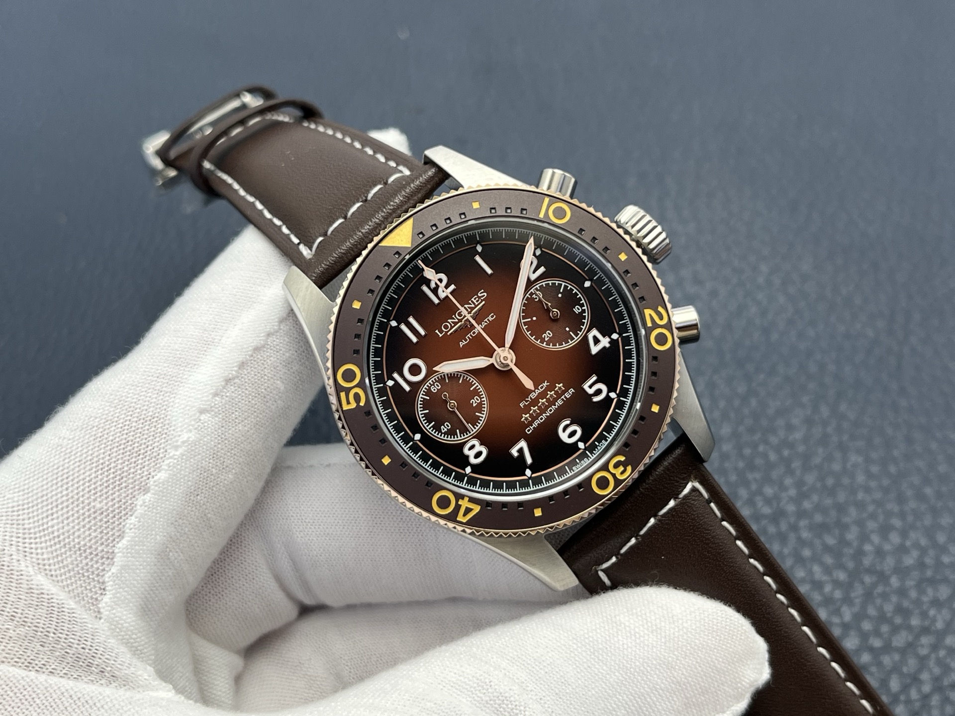 NO:387712,Longines Pioneer Series's heavyweight new work | The innovative Flyback Chronograph watch is a stunning debut. Longines' new Flyback Chronograph watch launched by LG Factory in 2019 perfectly combines classic aesthetics and excellent performance, bringing a double feast of vision and function to watch enthusiasts!  The collision of classic appearance design and personality The watch is 42 mm in diameter and is matched with a two-way rotating bezel. The matte ceramic ring port in green, brown, black and blue is full of texture. The Arabic numerals luminous logo is cleverly hidden under the small black hole and is still clearly visible in the darkness. It not only adds a unique visual effect, but also ensures the convenience of reading. The dial offers four options: gold-brown, brown, black and blue. The 3-point chronograph dial, 9-point small second dial and the central chronograph large second hand are coordinated with a reasonable layout. The striking 'Flyback' logo at 6-point, highlights its unique flyback function. The quality of material craftsmanship and the persistence of details  The sapphire crystal mirror is elegantly arc-shaped, and both sides of the inside and outside are treated with anti-glare coating. No matter which angle you view, you can present a clear picture. The two-way rotating bezel is precise and smooth, and has an excellent feel. The easy-to-grab and adjust screw-in crown, as well as the sealed back fixed by 6 screws, give the watch the excellent waterproof performance of the watch, which can be easily dealt with in daily wear or light water activities. The strap is selected and switches at will. The watch is available in various versions such as stainless steel bracelets, green and brown calfskin straps, and NATO blue fabric straps. It is paired with the original folding buckle. Whether it is formal in business or casual in leisure time, you can find a matching style to meet different wear needs. The movement's accurate and lasting performance guarantees  This watch is equipped with the carefully modified 7750 movement - the original and authentic L791 automatic winding movement. It not only moves accurately, but also has a power reserve of up to 68 hours to ensure the continuous and stable operation of the watch. At the same time, it has passed the Swiss Official Observatory (COSO) precision timepiece certification, protecting your time with excellent quality. The new Flyback chronograph watch of Longines Pioneer Series is the crystallization of classics and innovations. Whether it is for personal use or for collection, it is a perfect product that cannot be missed!  longines cowhide19860909浪琴表先行者系列重磅新作｜革新飞返计时腕表惊艳登场 浪琴表年于LG Factory 推出的先行者系列全新飞返计时腕表,将经典美学与卓越性能完美融合,为钟表爱好者带来一场视觉与功能的双重盛宴！ 外观设计经典与个性的碰撞 腕表直径42毫米,搭配双向旋转表圈,绿色、咖啡色、黑色和蓝色陶瓷哑光材质圈口,质感十足.阿拉伯数字夜光标识巧妙隐藏于黑色小孔之下,在黑暗中依然清晰可见,不仅增添了独特的视觉效果,更确保了读时的便捷性.表盘提供金棕色、咖啡色、黑色和蓝色四种选择,3点位计时盘、9点位小秒盘与中央计时大秒针相互配合,布局合理,6点位醒目的“Flyback”标识,彰显其独特的飞返功能. 材质工艺品质与细节的坚守 蓝宝石水晶镜面呈优雅弧拱形,内外双面均经防眩涂层处理,无论从哪个角度观看,都能呈现清晰画面.双向旋转表圈操作精密顺滑,手感极佳.易于抓握调校的旋入式表冠,以及由6颗螺丝固定的密封表背,赋予腕表米的优良防水性能,无论是日常佩戴还是轻度水上活动,都能轻松应对. 表带选择多样风格随心切换 腕表提供精钢表链、绿色和棕色小牛皮表带,以及NATO蓝色织物表带等多种版本,搭配原装折叠表扣,无论是商务场合的正式,还是休闲时光的随性,都能找到与之匹配的风格,满足不同佩戴需求. 机芯性能精准与持久的保障 这款腕表搭载经过精心改制的7750机芯——原装正品L791自动上弦机芯,不仅走时精准,更拥有长达68小时的动力储存,确保腕表持续稳定运行.同时,它还通过了瑞士官方天文台（COSO）精密时计认证,以卓越品质为您的时间保驾护航. 浪琴表先行者系列全新飞返计时腕表,是经典与创新的结晶,无论是自用还是收藏,都是不容错过的臻品！,,longines,cowhide,Watch