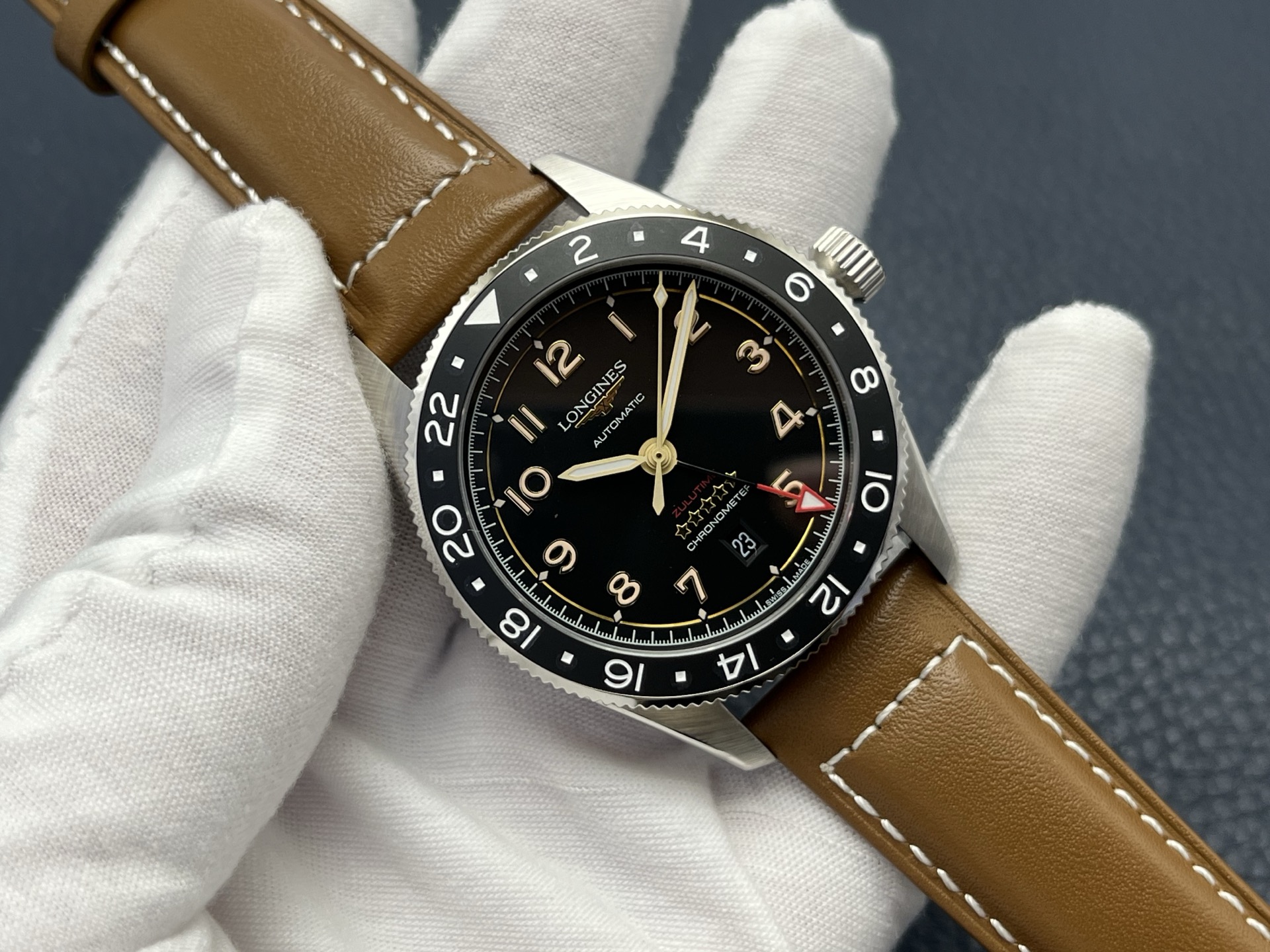 NO:387716,Longines Pioneer Series ZuIu Time Watch｜LG Factory’s craftsmanship debuted with a shocking debut. Longines’ new masterpiece - the Pioneer Series ZuIu Time Watch made a stunning debut!  LG Factory brings the top-end version of the market to reproduce the classics with the ultimate craftsmanship, bringing a visual feast of luxury and precision to watch enthusiasts. The classic size shows the grand style. The watch diameter is precisely controlled at 42 mm, perfectly matches the official website specifications. The majestic dial design can be easily controlled whether it is the calmness of business occasions or the casualness of leisure moments. The charm of the wrist is self-evident. The details show the extraordinary style. The unique bezel bezel is inlaid with 'gold' ceramic inserts, and the 24-hour scale and Super-LumiNova fluorescent inverted triangles are complemented by each other. It is not only a practical second time zone time indicator, but also a unique symbol that shines in the dark night. Even in the dim light environment, time reading is still clear and convenient.  The exquisite dial is ingenious, with the flying wing hourglass pattern and the relief of five stars, perfectly blending the artistic sense and brand characteristics. The date window is carefully set at 6 o'clock, and the date changes are clear at a glance, both practical and beautiful. Excellent material and extraordinary quality. The lens-based sapphire crystal mirror is elegantly arc-shaped, and both sides of the inside and outside are covered with anti-glare coating. The light refraction is soft and natural. No matter what angle you are looking at, the details of the dial are clearly presented; the two-way rotating bezel operation is precise and smooth, adding a lively texture to the watch. The screw-in crown is stable and easy to grasp and adjust, and is equipped with a sealed back fixed by 6 screws. It has a double protection to achieve excellent waterproof performance. It is not afraid of daily splashing, short-term swimming and other scenes, and is reliable to guard the wrist time.  The comfort strap is available in a variety of choices for stainless steel bracelets and brown, yellow and blue Italian calfskin straps. Each strap is equipped with a safety buckle. It is made of exquisite craftsmanship, and is well-worn and comfortable and durable, meeting the needs of different styles. Strong movement, precise and reliable. Equipped with the carefully modified 2836 movement, it perfectly reproduces the original authentic L844.4 automatic winding movement performance, with a power reserve of up to 48 hours, stable and long-lasting. It has also been certified by the Swiss Official Observatory (COSO) Precision Timer certification, witnessing every important moment with precise time. The highest version of the LG Factory market, the Longines Pioneer Series ZuIu Time watch, pays tribute to the classics with excellent quality, and is an excellent choice for taste and practicality. The wrist quality is not to be missed!  P belt model 1400 room gold 50 steel belt 1500 room gold 1550, longines, cowhide19860909浪琴先行者系列ZuIu Time腕表｜LG Factory匠心臻品震撼登场 浪琴表全新力作——先行者系列ZuIu Time腕表惊艳亮相！LG Factory携市场顶配版本,以极致工艺复刻经典,为腕表爱好者带来一场奢华与精准兼具的视觉盛宴. 经典尺寸,尽显大气风范 腕表直径精准把控在42毫米,与官网规格完美契合,大气磅礴的表盘设计,无论是商务场合的沉稳,还是休闲时刻的随性,皆能轻松驾驭,腕间魅力不言而喻. 细节之处,彰显非凡格调 独特表圈表圈镶嵌“金色”陶瓷嵌件,其上24小时刻度与Super-LumiNova荧光倒三角交相辉映,不仅是实用的第二时区时间指示器,更是黑夜中闪耀的独特标识,即使在光线昏暗环境下,时间读取依旧清晰便捷. 精致盘面盘面匠心独运,飞翼沙漏图案与五颗星星浮雕错落有致,艺术感与品牌特色完美融合.6时位置精心设置日期视窗,日期更迭一目了然,实用与美观兼具. 卓越材质,品质非凡 通透镜面蓝宝石水晶镜面呈优雅弧拱形,内外双面均覆以防眩涂层,光线折射柔和自然,无论从何种角度观赏,表盘细节皆清晰呈现；双向旋转表圈操作精密顺滑,为腕表增添灵动质感. 稳固构造易于抓握调校的旋入式表冠,搭配6颗螺丝固定的密封表背,双重防护,实现米优良防水性能,无惧日常溅水、短时间游泳等场景,可靠守护腕间时光. 舒适表带提供精钢表链与棕色、黄色、蓝色意大利小牛皮表带多种选择,每一款表带均搭配安全表扣,精湛工艺打造,佩戴精良舒适且坚固耐用,满足不同风格搭配需求. 强劲机芯,精准可靠 搭载经精心改制的2836机芯,完美复刻原装正品L844.4自动上弦机芯性能,拥有长达48小时动力储存,稳定持久.更荣获瑞士官方天文台（COSO）精密时计认证,以精准走时,见证每一个重要时刻. LG Factory市场最高版本浪琴先行者系列ZuIu Time腕表,以卓越品质致敬经典,是品味与实用的绝佳之选,腕间臻品,不容错过！P皮带款1400间金50钢带1500间金1550,,longines,cowhide,Watch