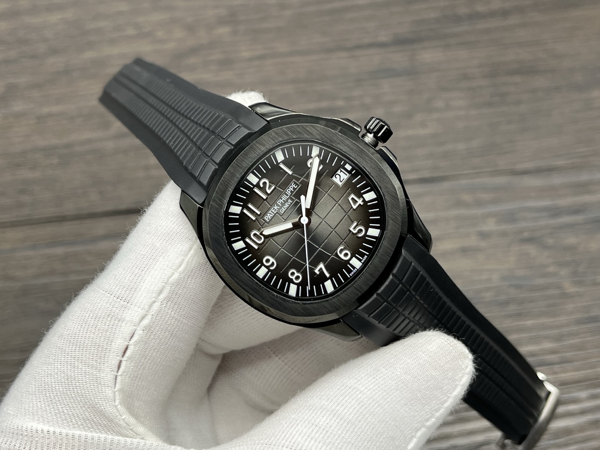 NO:391918,A big attack!  PP+ Factory 2025 craftsmanship masterpiece, defining a market ceiling-level reproduction model!  The Patek Philippe AQUANAUT Grenade 5168 series 107g counterweight version created specifically for watch collection players, reshaping the classic with the ultimate craftsmanship!  Hard-core configuration, details are invincible. The movement revolution is equipped with the Cal.26-330 S C integrated movement, which perfectly replicates the original 8.3MM ultra-thin thickness, and achieves the function of adjusting more than seconds. Every rotation accurately restores the authentic mechanical rhythm!  The Visual Feast 42MM stainless steel case adopts a high-gloss molding process integrated with the ring mouth and the middle shell. The three-dimensional hydraulic gradient radial dial is paired with finished oil-filled super luminous numbers and A-shaped nails, which can also shine brightly in the dark night!  Wear upgraded and carefully selected color fluoroelastic strap, skin-friendly and flexible to fit the wrist; the new hollow engraved Carrazhuohua butterfly buckle shows a luxurious texture between the opening and closing!  Reproduction is the peak. From millimeter-level size control to the restoration of movement function, from the delicate oil filling of the luminous scale to the exquisite carving of the buckle, every detail has been polished through dozens of processes, just to present a wearable experience that is the same as the authentic one!  Favorite level players must enter, and you will never miss it!  P gold 50 black shell 50, patek philippe19860909重磅来袭！PP+ Factory 2025匠心巨制,定义市场天花板级复刻典范！专为腕表收藏玩家打造的百达翡丽AQUANAUT手雷5168系列107克配重版,以极致工艺重塑经典！ 硬核配置,细节封神 机芯革命搭载改Cal.26-330 S C一体机芯,完美复刻原版8.3MM超薄厚度,突破性实现调时不止秒功能,每一次转动都精准还原正品机械韵律！ 视觉盛宴42MM精钢表壳采用圈口与中壳一体高光成型工艺,立体油压渐变放射纹表盘搭配成品填油超强夜光数字及阿字钉,暗夜中亦能绽放璀璨光芒！ 佩戴升级严选对版色调氟橡胶表带,亲肤柔韧贴合手腕；全新镂空雕刻卡拉卓华蝴蝶式表扣,开合间尽显奢华质感！ 复刻即巅峰 从毫米级尺寸把控到机芯功能还原,从夜光刻度的细腻填油到表扣的精致雕花,每一处细节都经数十道工序打磨,只为呈现与正品无差的佩戴体验！收藏级玩家必入,错过再无！P间金50黑壳50,,patek philippe,Watch