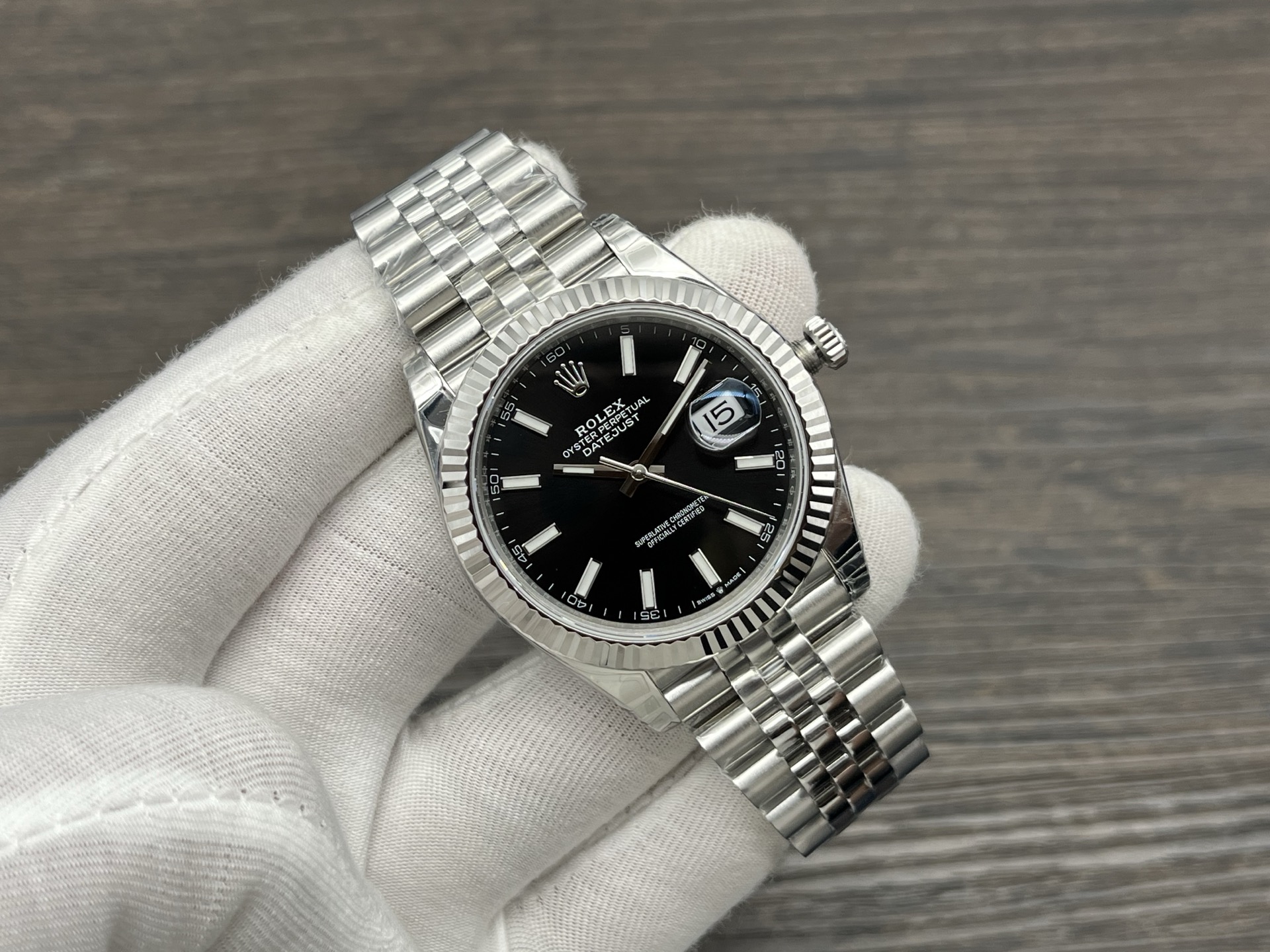 NO:391973,VS Factory wall crack recommendation VS professional watches developed carefully The highest version of the market Rolex Rolex Log 41MM series!  Super boutique, tribute to the classic, hot!  A truly original and authentic replica of the one-to-one!  Welcome to PK and compare!  Break through the limit!  The wonderful details of the entire watch are as follows: 1 The literal pointer luminous technology uses similar luminous technology to Swiss watchmaking technology, and is the same as the original version, luminous and bright. 2 The entire watch is made of 904L stainless steel!  The case has been ergonomic improvements, and the curved lug design is suitable for a variety of wrist circumferences, providing business people with comfortable wearing experience all-weather!  Copy 1 to 1 with the strap, perfectly restore the authenticity!  3 Use 7 super high cost original authentic alternative surfaces!  High-precision pot-shaped dial with original Swiss luminous combination studs and needles!  Consistent with the inside and outside!  4 biggest highlights VS exclusive custom Dandong integrated movement!  The exterior parts of the movement are consistent with the genuine product!  The walk is accurate and the kinetic energy exceeds 72 hours!  5 calendar printing fonts are excellent!  The structural design refers to professional watch standards!  Super high quality business watch for logs!  Worth your possession!  VS craftsmanship masterpiece Please recognize VS’s exclusive quality, welcome to taste it!  ,,rolex19860909VS Factory墙裂推荐 VS潜心研制的专业腕表 市场最高版本 劳力士Rolex日志41MM系列！超级精品 致敬经典 火爆来袭！ 真正原装正品一比一的复刻！欢迎来PK对比！ 突破极限！整表的精彩细节如下: 1字面指针夜光采用与瑞士制表工艺相近的夜光技术,跟原版一样,夜光明亮. 2全表釆用904L精钢材质！表壳经人体工学改良,弧形表耳设计适配多种腕围,为商务人士提供全天候舒适佩戴体验！与表带1比1复制,细节完美还原正品！ 3采用7种超高成本的原装正品级代用表面！高精密的锅盖形表盘搭配原装瑞士夜光的组合字钉和表针！表里如一！ 4最大亮点VS独家定制丹东一体机芯！机芯外观零件与正品一致！走时精准,动能超72小时！ 5日历印刷字体精良！结构设计参照专业腕表标准！ 超高品质的日志商务腕表！值得您拥有！ VS匠心力作 请认准VS独家品质,欢迎各位表友品鉴！,,rolex,Watch