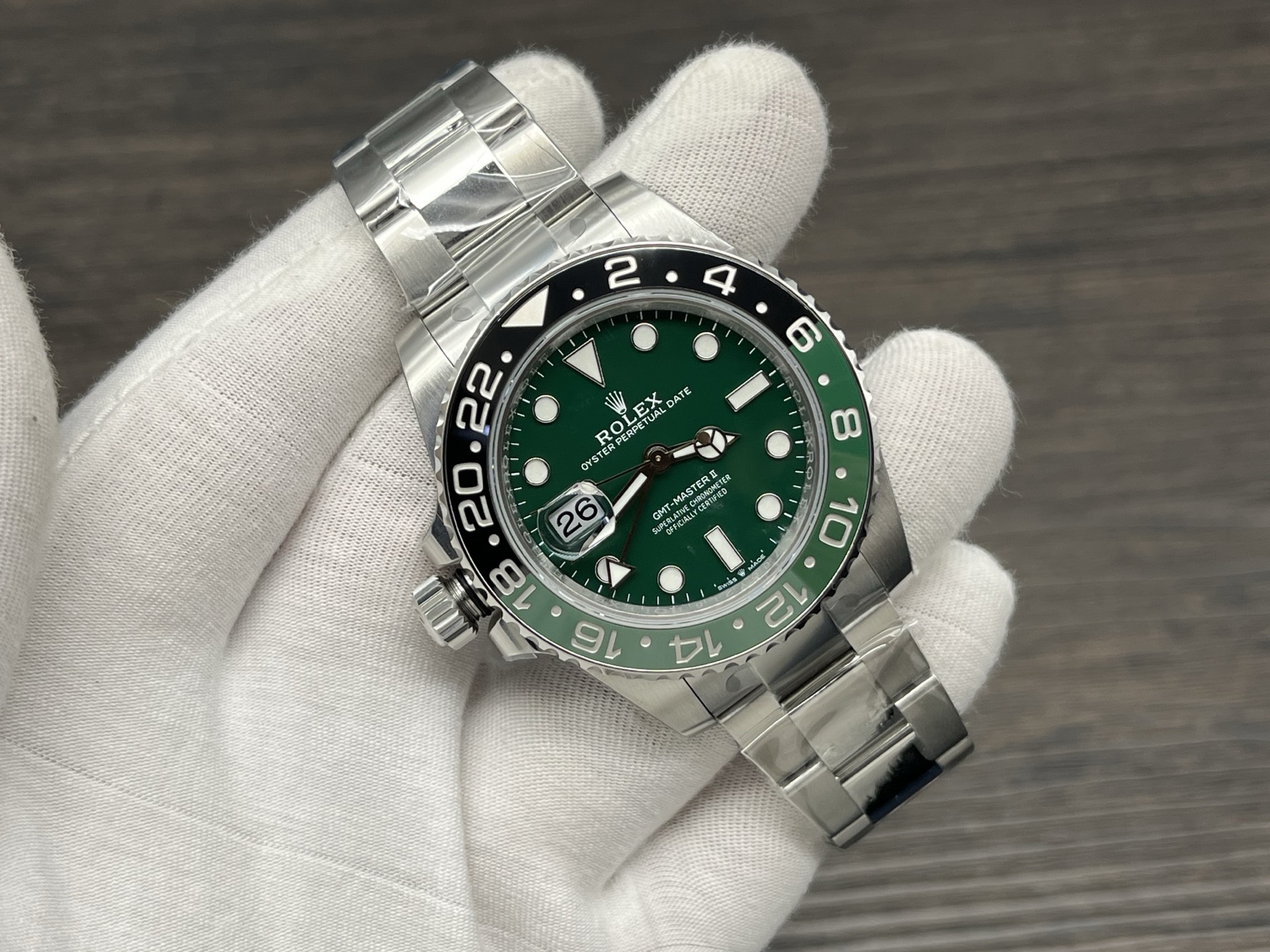 NO:391912,Make a big debut!  VS Factory Rolex Greenwich's 'Latest Sprite Circle' made a stunning debut. Dear watch fans, the benefits are here!  VS Factory's latest Rolex Rolex 'latest Sprite Circle' is launched in a craftsmanship-made manner!  This time, we redefine the quality standards of replica watches with absolute sincerity and exquisite craftsmanship!  Unlike the ordinary version on the market, the 'Latest Sprite Circle' launched by VS Factory this time is strictly followed by the latest version of the original version. It is particularly worth mentioning the details of the ring-mouth groove - abandoning the rough design of the old version's large grooves, the new groove is smaller and more refined, perfectly fitting the precision of the original version. This detail alone allows experts who are aware of the watch to tell the difference at a glance!  If you want to buy the Greenwich series of watches, you will be right to recognize the latest version of VS Factory!  Not only do we achieve the ultimate match in the ring and mouth groove, the shell ear design is also closely matched with the original version. From every angle, it exudes the classic elegance of Rolex. In addition, the transparent glass equipped with the watch also has a secret. Its low refractive index makes the presentation of the dial more realistic and natural. With a magnifying glass of the same ratio as the original version, whether it is worn daily or carefully played, you can feel a visual experience that is no different from the original. VS Factory Rolex Greenwich's 'latest Sprite Circle' is a choice that you should not miss when pursuing quality and details!  Whether it is to show your taste by yourself or to give it to important people as a gift, it can bring you a lot of surprises!  It’s better to act than to move. Get started quickly and start your journey of luxury watches!  ,,rolex19860909重磅登场！VS Factory 劳力士格林尼治“最新雪碧圈”惊艳亮相 各位表迷朋友们,福利来了！VS Factory匠心打造的劳力士Rolex最新格林尼治“最新雪碧圈”,震撼上市！这一次,我们以绝对的诚意和精湛的工艺,重新定义复刻腕表的品质标准！ 与市面上普通版本不同,此次VS Factory推出的“最新雪碧圈”,严格按照原版最新版本开模.特别值得一提的是圈口齿槽细节——摒弃老版本大齿槽的粗糙设计,全新齿槽更小、更精致,完美契合原版的精密感,光是这一处细节,就能让懂行的表友一眼分辨出高下！ 想要入手格林尼治系列腕表,认准VS Factory最新版本就对了！我们不仅在圈口齿槽上做到极致对版,壳耳的设计也与原版严丝合缝,从每一个角度看,都散发着劳力士经典的优雅气质. 此外,腕表配备的通透玻璃同样暗藏玄机.其低折射率的特性,让表盘的呈现效果更加逼真自然,搭配与原版一致倍数的放大镜,无论是日常佩戴还是仔细把玩,都能感受到与正品别无二致的视觉体验. VS Factory劳力士格林尼治“最新雪碧圈”,是追求品质与细节的你不容错过的选择！无论是自用彰显品味,还是作为礼物送给重要的人,它都能带来满满的惊喜！心动不如行动,赶紧入手,开启属于你的奢华腕表之旅！,,rolex,Watch