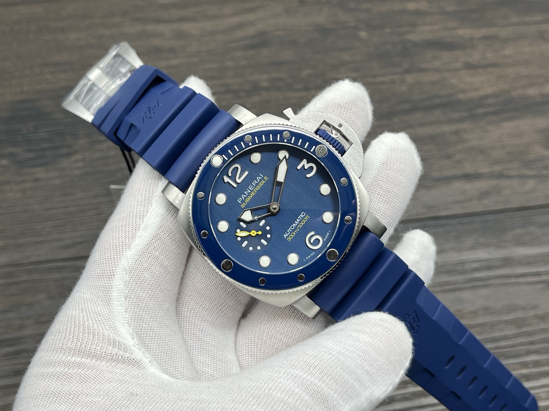 NO:392306,VS Peinahai's new product AM 1676, fearless adventure difficulties, Submersible Quaranta Quattro Mike Horn limited edition, 44MM equipped with VS stable Dandong integrated movement, stunning blue dial + ring mouth! Good workmanship! Great details! Good movement! Pei Mi is worth buying first choice! ,19860909VS沛na海新品AM 1676,無畏探险困难,Submersible Quaranta Quattro Mike Horn限定版,44MM 搭载VS稳定丹东一体机芯,让人惊艳的蓝色表盘+圈口！做工好！细节棒！机芯好！沛迷值得入手首选！,,Watch