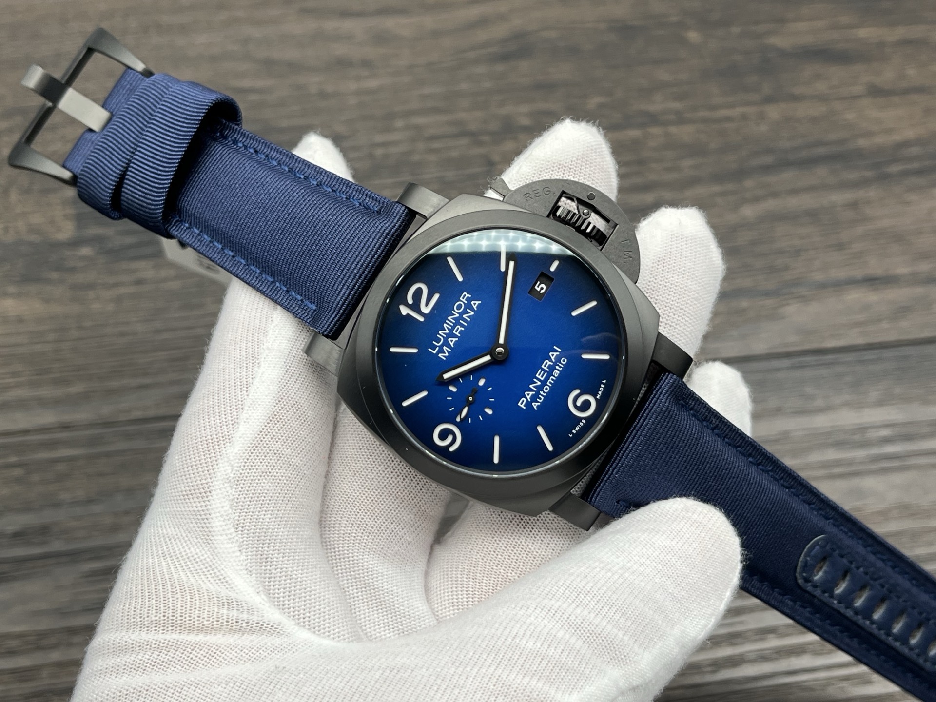 NO:392314,VS new Penahai AM2319 Milan version 44mm model reflects classical elegance, steel DLC, with elegant blue tones, diving watch pioneers maintain elegant temperament, and is worth buying!  ,19860909VS新款沛na海 AM2319 米兰版 44 毫米型 体现了古典的优雅品味,钢质 DLC,采用蓝色优雅色调,潜水腕表先锋之作保持优雅气质,值得入手！,,Watch