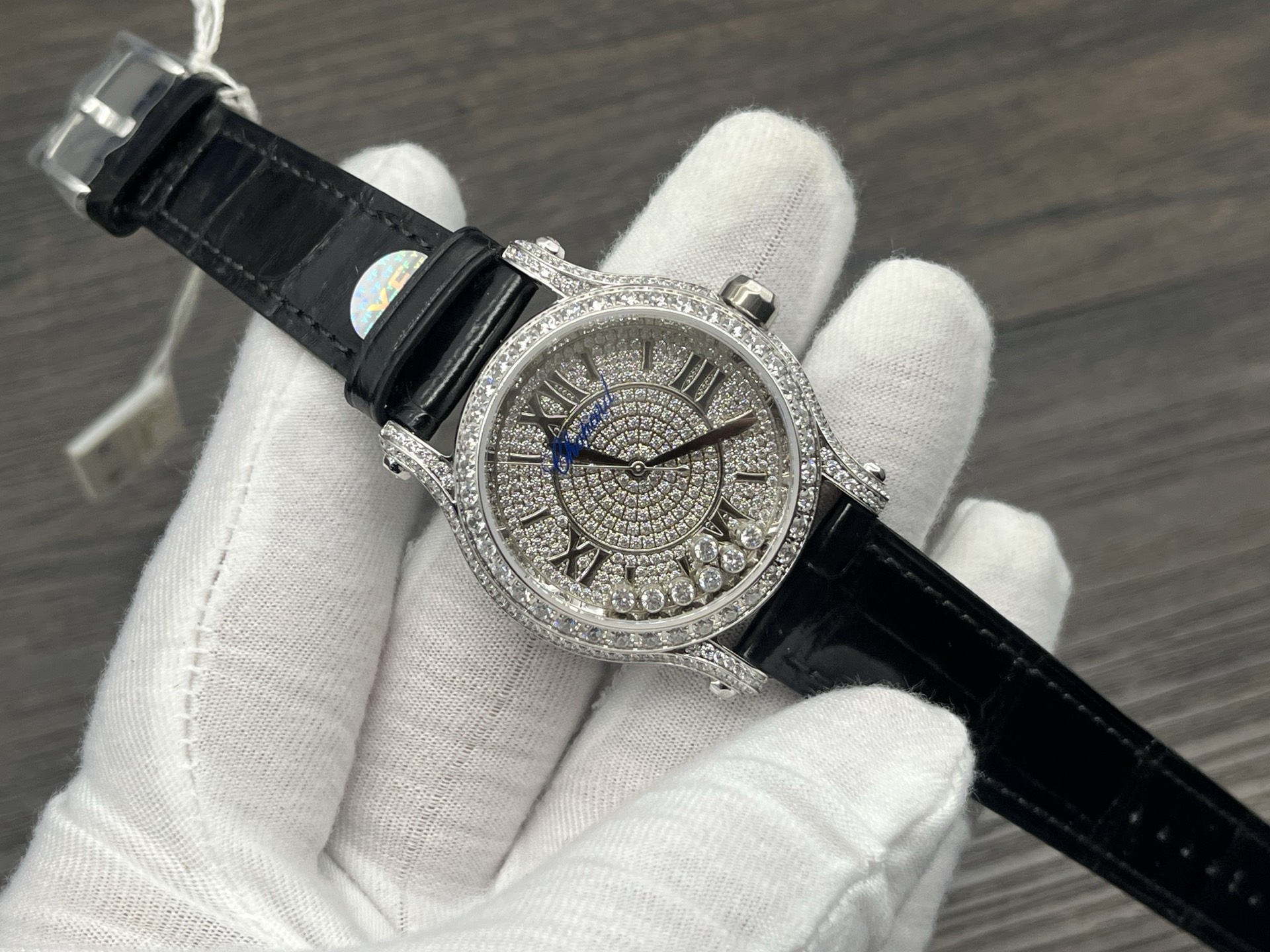 NO:394535,【YF Factory’s heavy recommendation】Chopin Happy Diamonds’ latest star watch, here is it!  As Chopard's best-selling series, Happy Diamonds always interprets elegance with agile diamonds - the 7 diamonds in the dial are spinning freely, like dancing a light dance on the wrist. The ingenious thoughts of running time hide the beautiful meaning of 'Gold (in) and Diamond (earning)'. No wonder they say 'Men wears all nations and women wears Chopard'. This softness and nobility are exclusive to women's wrist surprises. This Happy  The Sport stainless steel watch is another classic, smooth and dynamic case besides the blue balloon wrapped in a modern silver dial. It is matched with the original American crocodile strap. The 2892 movement operates accurately. Every detail reveals Chopard's ultimate interpretation of casual style. What's more rare is that it continues the series' iconic laminated glass design, allowing the diamond to bloom without reservation, and is fashionable with gentleness. You can easily hold it for daily commuting or banquet appointments. Watch friends who know how to achieve this level know that being able to achieve this level is inseparable from the close cooperation of raw materials and the original assembly factory. Each watch is equipped with a test certificate, one watch and one code, which shows your confidence - if you are fully sure, you will never recommend it easily.  I have always wanted to give you the best watch, this one is undoubtedly a big and good product. Welcome all watch friends to appreciate it carefully and feel the ingenuity of Chopard hidden in diamonds and gears~, iwc, chocolate19860909【YF Factory 重磅推荐】萧邦Happy Diamonds最新款满天星腕表,来了！ 作为萧邦最畅销的系列,Happy Diamonds始终以灵动钻石诠释优雅——表盘内7颗钻石自由自旋,像在腕间跳一支轻快的舞,时来运转的巧思藏着'有金（进）有钻（赚）'的美好寓意,难怪都说'男戴万国女戴萧邦',这份柔美与贵气,是专属于女性的腕间惊喜. 这款Happy Sport精钢腕表,堪称蓝气球之外的又一经典流畅动感的表壳裹着富有现代感的银色表盘,搭配原装美洲鳄鱼表带,2892机芯精准运转,每一处细节都透着萧邦对休闲风格的极致诠释.更难得的是,它延续了系列标志性的夹层玻璃设计,让钻石的流光溢彩毫无保留地绽放,时尚中带着温婉,日常通勤或宴会赴约都能轻松hold住. 懂行的表友都知道,能做到这般水准,离不开原材、原组装厂的紧密配合.每块表都配有检测证书,一表一码,足见底气——没有十足把握,绝不会轻易推荐. 一直想给大家最好的腕表,这枚无疑是重磅好货.欢迎各位表友细细品鉴,感受萧邦藏在钻石与齿轮里的匠心～,,iwc,chopard,Watch