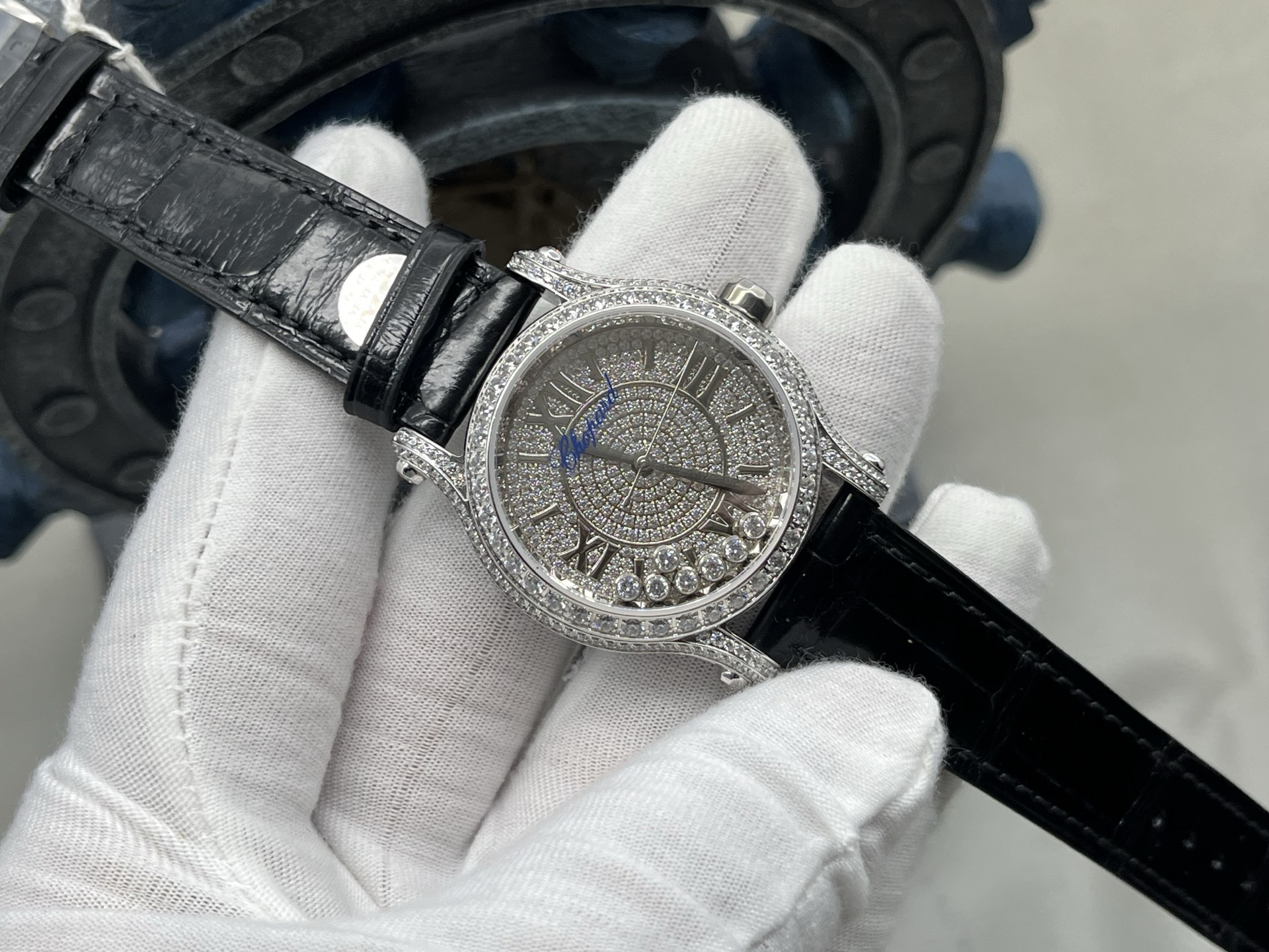 NO:385532,2025 Chopin Happy Diamond Stars | YF Factory's pinnacle work, agile wealth on the wrist. The latest YF Factory watch in 2025 is replicated with the highest version of the market, and is a sincere work from the core to the details. It is equipped with a reputation-level 2892 movement, and it is accurate and stable when walking; the strap is made of original American material that is the same as Chopin's original, and the touch is delicate and fits the wrist; the dial is embedded with 7 HAY DIAMONDS, paired with the iconic laminated glass design - diamonds spin freely as they move, just like 7 agile dancers jumping between the wrists, showing elegance in the flowing light and colorful.  As the most representative happy diamond series under Chopin, it breaks the choice limitation of 'only blue balloons' for women's watches and has become a new classic stainless steel case in the hearts of many women. The silver dial has a modern texture, and the casual and gentle style is seamlessly integrated, and can be held on daily commuting or date outfits. Each watch comes with an exclusive inspection certificate, realizing the origin of 'one watch, one code' to ensure worry-free quality. It also has the beautiful meaning of 'men wear it, gold (in) and diamonds (earning)'. The diamond sliding inside the dial symbolizes 'time operation and fortune', which makes the wearer not only amazingly beautiful, but also gains a lot of good luck. If you are not sure, you won't recommend good things! 这款腕表从原材采购到原组装厂协作,每一步都严格把控,只为给你带来接近原版的佩戴体验——真正的重磅好货,值得入手的腕间珍藏.,198609092025肖邦快乐钻满天星｜YF Factory巅峰之作,腕间灵动财运 2025年YF Factory最新款满天星腕表,以市场最高版本复刻肖邦经典,从核心到细节皆为诚意之作. 搭载口碑级2892机芯,走时精准稳定；表带选用与肖邦原装同源的美洲原厂材质,触感细腻贴合手腕；表盘嵌入7颗HAY DIAMONDS,搭配标志性的夹层玻璃设计——钻石随手腕动作自由自旋,宛如7位灵动舞者在腕间跳跃,流光溢彩间尽显优雅. 作为肖邦旗下最具代表性的快乐钻系列,它打破女表“唯有蓝气球”的选择局限,成了众多女性心中的新经典精钢表壳线条流畅、动感十足,银色表盘自带现代质感,休闲与温婉风格无缝融合,日常通勤或约会穿搭皆能hold住. 每一枚腕表均附带专属检测证书,实现“一表一码”溯源,确保品质无忧.更有“男戴女戴,有金（进）有钻（赚）”的美好寓意,表盘内滑动的钻石象征“时来运转、财运滚滚”,让佩戴者不仅美得惊艳,更能收获满满好运. 无十足把握不荐好物！这款腕表从原材采购到原组装厂协作,每一步都严格把控,只为给你带来接近原版的佩戴体验——真正的重磅好货,值得入手的腕间珍藏.,,Watch