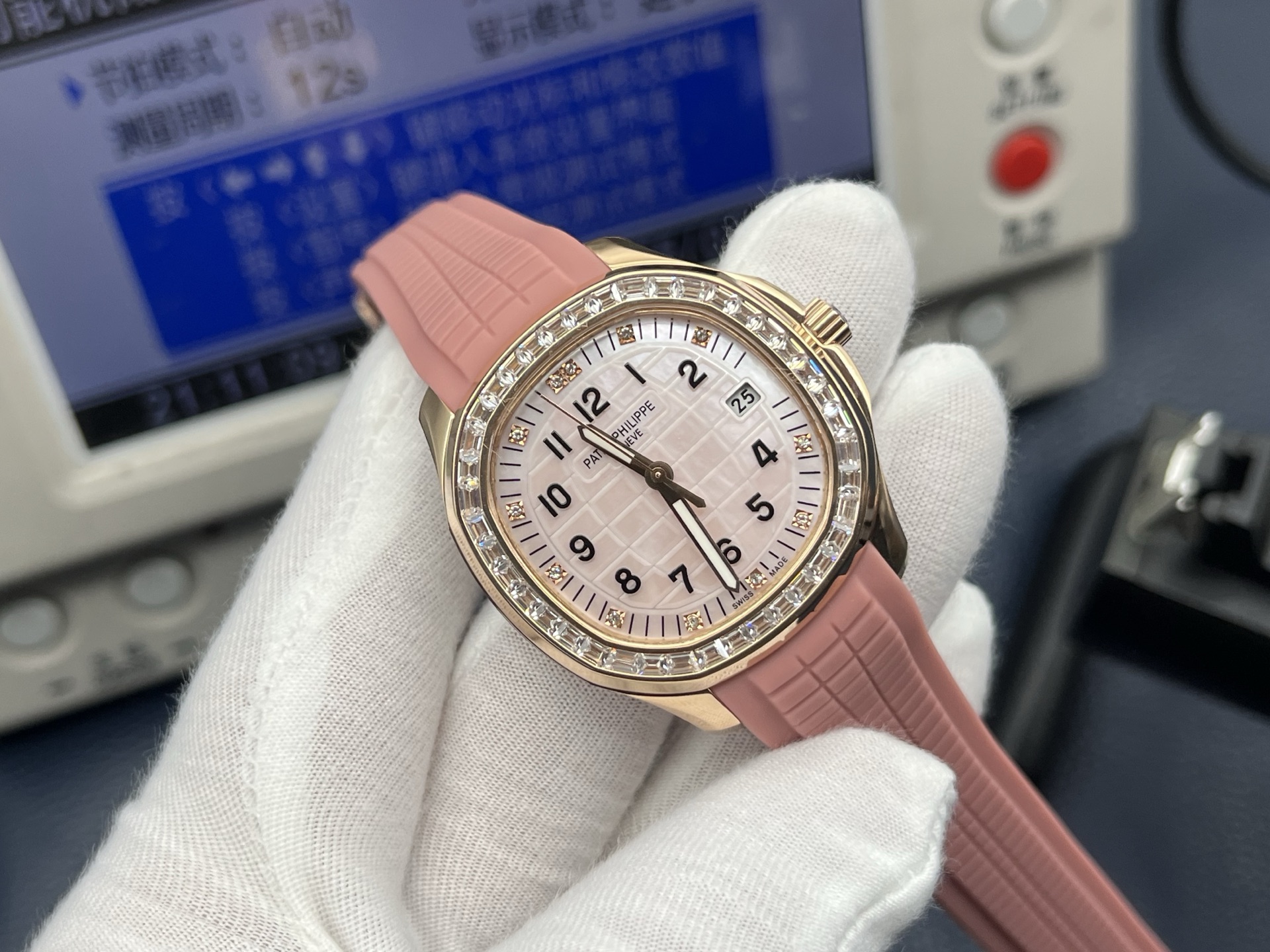NO:339835,The pinnacle of white gold 50 PPF Factory, Patek Philippe AQUANAUT series mechanical watches are on the stage—the three classic models of 5167A/5168G/5167R, which use craftsmanship to interpret the ultimate charm of sports timepieces. [The arts and craftsmanship of the case that combines both rigidity and softness]  Continuing the iconic round octagonal contour, 38.8mm diameter and 8.9mm thin thickness, the 904L stainless steel forged case has been polished by multiple processes, flat polished like a mirror, the side matte feels delicate, and the vertical satin pattern of the bezel hides its sharpness, taking into account the visual brilliance and wear resistance. The case and lugs are integrated, and the lines are smoothly attached to the wrist; the screw-in stainless steel crown with anti-slip texture is not only for accurate calibration, but also for waterproof testing, perfectly integrating sturdy and pragmatism. [Watch strap/buckle replica comfort experience]  Select the natural 