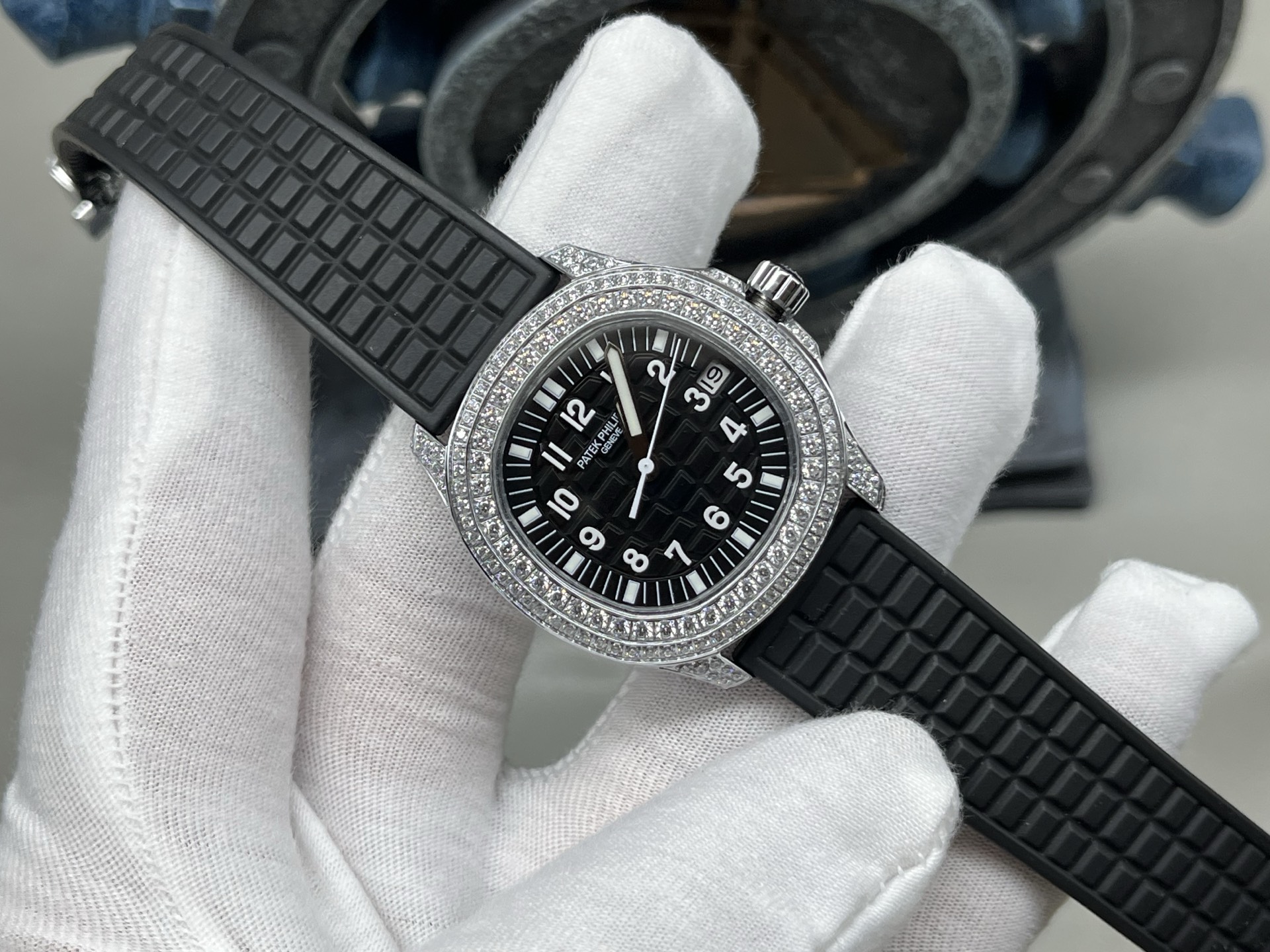 NO:727346,PPS Factory 2026 highly recommends the Patek Philippe AQUANAUT women's watch grenade series (weighted version 78 grams), the highest version on the market, with full replica strength!  The 35.6MM×8.5MM size is accurately reproduced to restore the original version, and it is equipped with a modified Cal.26-S C integrated movement. It not only achieves the same thickness as the original version, but also overcomes the core function of 'setting time in more than seconds', and the operating experience is synchronized with the genuine product.  The details are carefully polished, and the bezel and the middle case are integrated into high-gloss molding, with a delicate texture; the dial adopts a three-dimensional oil-pressure gradient radial pattern, and is equipped with finished oil-filled super luminous digital nails, which look exquisite in light and dark environments; the strap is made of fluorine rubber straps in real matching colors, which fit comfortably. Upgraded highlights: the buckle has been upgraded to the latest version of the hollow-engraved Carazohua butterfly buckle, showing ingenuity in every detail. A sincere work from the PPS factory, we invite all watch friends to appreciate the unique charm of this 'grenade'!  P round diamond 1850+T diamond shell T diamond buckle 2050+full diamond buckle 2250,,patek philippe19860909PPS Factory2026重磅推荐百达翡丽 AQUANAUT 女士腕表手雷 系列（配重版78克） 市场最高版本,复刻实力拉满！ 精准复刻35.6MM×8.5MM尺寸还原原版,搭载改Cal.26- S C一体机芯,不仅实现与原版一致的厚度,更攻克“调时不止秒”核心功能,操作体验同步正品. 细节精研圈口与中壳一体高光成型,质感细腻；表盘采用立体油压渐变放射纹,搭配成品填油超强夜光数字阿钉,明暗环境下皆显精致；表带选用真正对版颜色氟橡胶带,贴合舒适. 升级亮点表扣统一升级最新版镂空雕刻卡拉卓华蝴蝶扣,细节处彰显匠心. PPS工厂诚意之作,邀各位表友品鉴这份“手雷”的独特魅力！P圆钻1850+T钻贝壳T钻扣2050+满钻满钻扣2250,,patek philippe,Watch