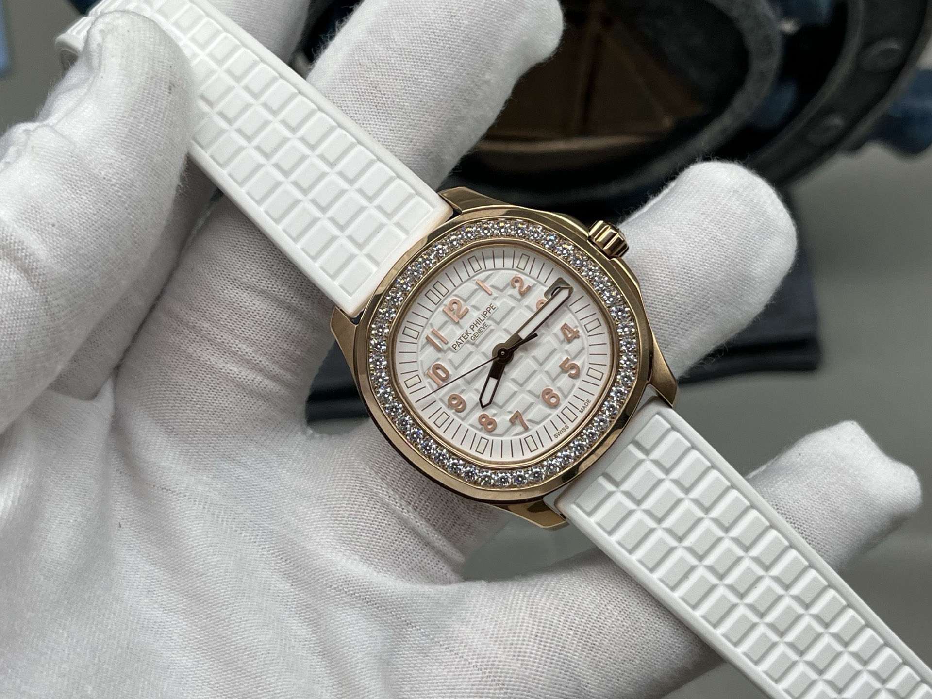 NO:727357,PPS Factory 2026 highly recommends the Patek Philippe AQUANAUT women's watch grenade series (weighted version 78 grams), the highest version on the market, with full replica strength!  The 35.6MM×8.5MM size is accurately reproduced to restore the original version, and it is equipped with a modified Cal.26-S C integrated movement. It not only achieves the same thickness as the original version, but also overcomes the core function of 'setting time in more than seconds', and the operating experience is synchronized with the genuine product.  The details are carefully polished, and the bezel and the middle case are integrated into high-gloss molding, with a delicate texture; the dial adopts a three-dimensional oil-pressure gradient radial pattern, and is equipped with finished oil-filled super luminous digital nails, which look exquisite in light and dark environments; the strap is made of fluorine rubber straps in real matching colors, which fit comfortably. Upgraded highlights: the buckle has been upgraded to the latest version of the hollow-engraved Carazohua butterfly buckle, showing ingenuity in every detail. A sincere work from the PPS factory, we invite all watch friends to appreciate the unique charm of this 'grenade'!  P round diamond 1850+T diamond shell T diamond buckle 2050+full diamond buckle 2250,,patek philippe19860909PPS Factory2026重磅推荐百达翡丽 AQUANAUT 女士腕表手雷 系列（配重版78克） 市场最高版本,复刻实力拉满！ 精准复刻35.6MM×8.5MM尺寸还原原版,搭载改Cal.26- S C一体机芯,不仅实现与原版一致的厚度,更攻克“调时不止秒”核心功能,操作体验同步正品. 细节精研圈口与中壳一体高光成型,质感细腻；表盘采用立体油压渐变放射纹,搭配成品填油超强夜光数字阿钉,明暗环境下皆显精致；表带选用真正对版颜色氟橡胶带,贴合舒适. 升级亮点表扣统一升级最新版镂空雕刻卡拉卓华蝴蝶扣,细节处彰显匠心. PPS工厂诚意之作,邀各位表友品鉴这份“手雷”的独特魅力！P圆钻1850+T钻贝壳T钻扣2050+满钻扣2250,,patek philippe,Watch