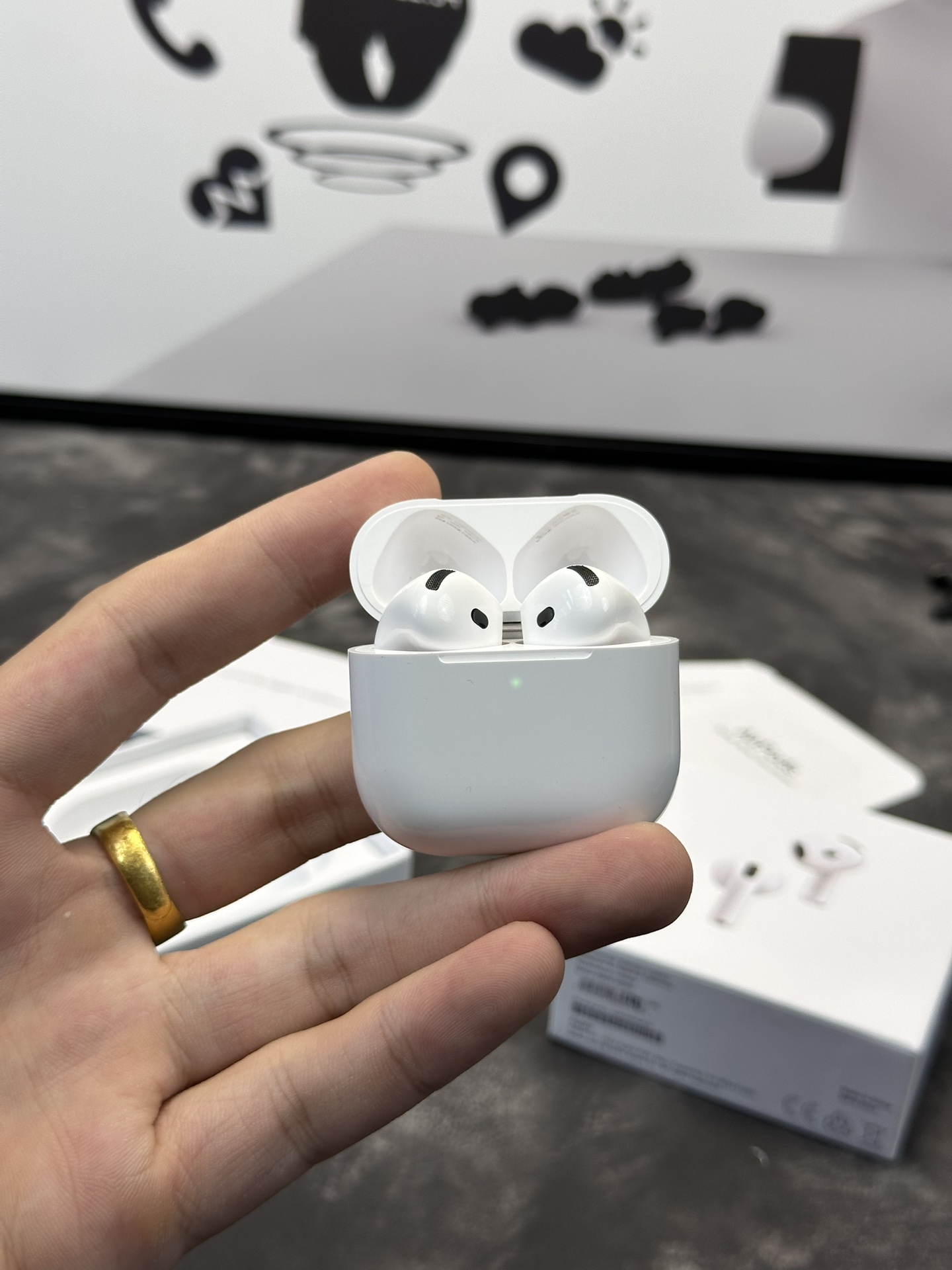 苹果最新耳机AirPods4正确版‼️ 半入耳式
支持ios全系统连接 拥有ios18一致的弹窗动画
安卓手机也可适配使用降噪等各类功能
此版本为官网降噪款 c口充电 带同款蜂鸣声 
洛达1562a芯片 支持最新版软件检测
真实主动40db降噪 通透模式 空间音频 对话感知 自适应降噪模式 等等其他功能

