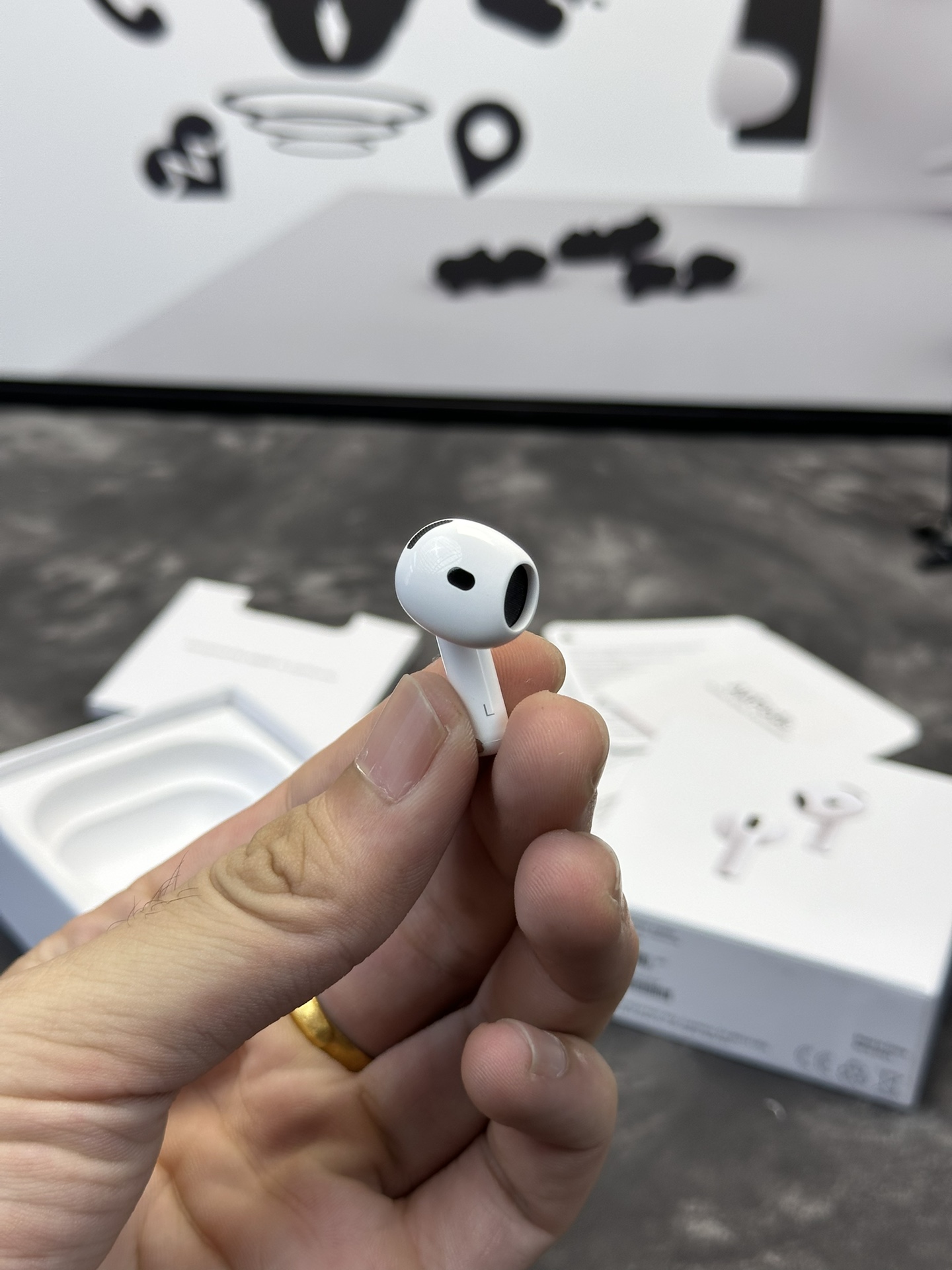 苹果最新耳机AirPods4正确版‼️ 半入耳式
支持ios全系统连接 拥有ios18一致的弹窗动画
安卓手机也可适配使用降噪等各类功能
此版本为官网降噪款 c口充电 带同款蜂鸣声 
洛达1562a芯片 支持最新版软件检测
真实主动40db降噪 通透模式 空间音频 对话感知 自适应降噪模式 等等其他功能

