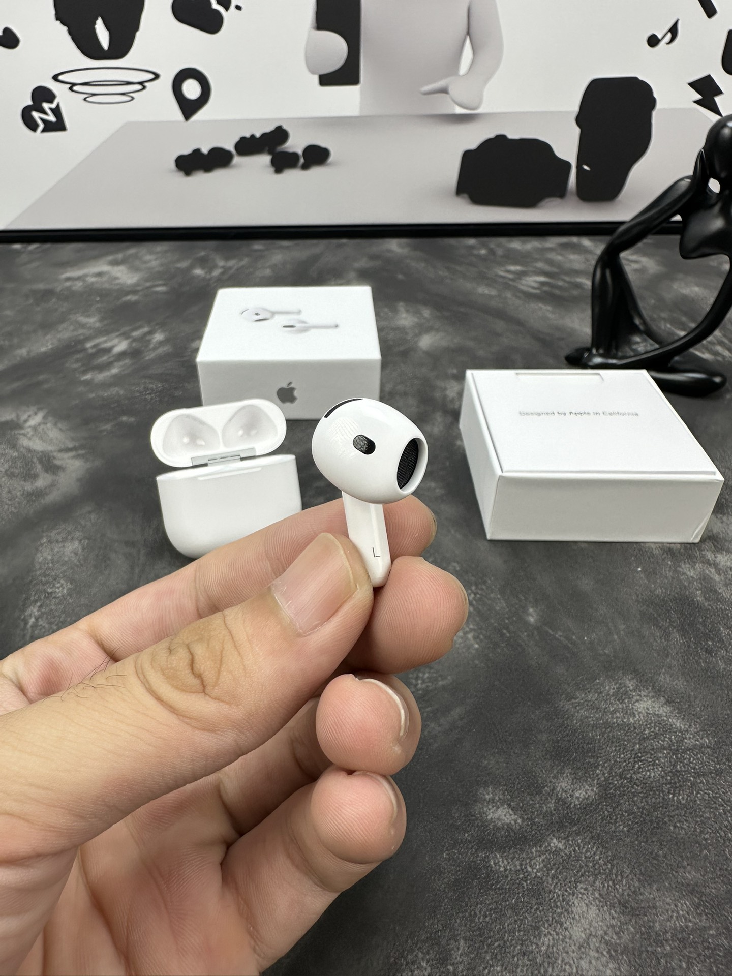 AirPods4 带主动降噪版本 最稳大货已出
洛达1562a的芯片加持 百分百过洛达最新版软件检测 为品质保驾护航🫡

新升级c口充电 带有同款蜂鸣声
‼️并且这次官网大改款 全新的AirPods4取消了往年的实体按键链接方式 改成了敲击充电仓的手势链接方式 敲击两下即可连上手机
而且呼吸灯在熄灭的状态下是看不出呼吸灯的孔位 完全隐藏一体 此版本也做到了还原官网的整套呼吸灯逻辑
还带有序列号 支持官网直接查询 并有五码合一激光喷码加持 原版级别壳料超真 到手不有山寨感

与官网一致的蓝牙5.3版本 连接更快更稳定‼️
支持ios18系统检测 完整版新敲击弹窗动画 
真实主动降噪40db级别 请注意区分市面上一切假降噪货 开了跟没开效果完全一样🤣👉
真实的通透效果 从通透再到降噪再到关闭三种模式切换感觉非常明显
还加入了自适应降噪调节模式 对话感知功能
无线充电 定位查找功能 压感方式切歌 接听电话挂断电话全部都有
真实的光感入耳检测 耳机不在耳洞内则主动暂停播放 相反在耳洞内则继续播放声音 不需要此功能 可在手机设置里直接关闭即可

13mm镀钛动圈后馈降噪喇叭 降噪感受超级明显
音质绝对性的稳定 品质无敌
耳机电池续航单次可达到6-8小时使用时间 搭配耳机仓综合续航30多个小时 续航无焦虑兄弟们
高配原版壳料级别 拿到手质感绝不山寨 外加金属原级别合页 不惧用久掉漆尴尬😅

