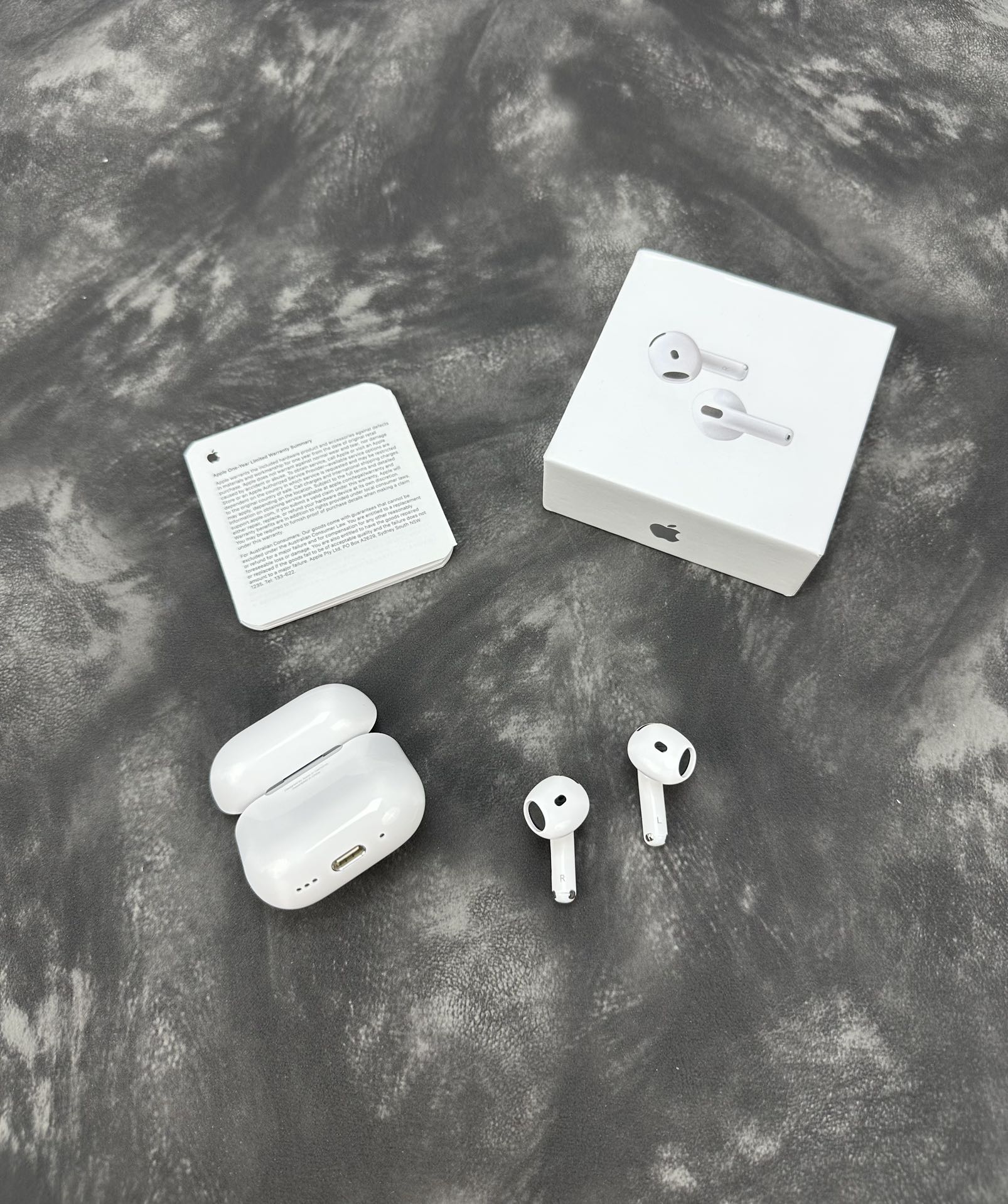 AirPods4 带主动降噪版本 最稳大货已出
洛达1562a的芯片加持 百分百过洛达最新版软件检测 为品质保驾护航🫡

新升级c口充电 带有同款蜂鸣声
‼️并且这次官网大改款 全新的AirPods4取消了往年的实体按键链接方式 改成了敲击充电仓的手势链接方式 敲击两下即可连上手机
而且呼吸灯在熄灭的状态下是看不出呼吸灯的孔位 完全隐藏一体 此版本也做到了还原官网的整套呼吸灯逻辑
还带有序列号 支持官网直接查询 并有五码合一激光喷码加持 原版级别壳料超真 到手不有山寨感

与官网一致的蓝牙5.3版本 连接更快更稳定‼️
支持ios18系统检测 完整版新敲击弹窗动画 
真实主动降噪40db级别 请注意区分市面上一切假降噪货 开了跟没开效果完全一样🤣👉
真实的通透效果 从通透再到降噪再到关闭三种模式切换感觉非常明显
还加入了自适应降噪调节模式 对话感知功能
无线充电 定位查找功能 压感方式切歌 接听电话挂断电话全部都有
真实的光感入耳检测 耳机不在耳洞内则主动暂停播放 相反在耳洞内则继续播放声音 不需要此功能 可在手机设置里直接关闭即可

13mm镀钛动圈后馈降噪喇叭 降噪感受超级明显
音质绝对性的稳定 品质无敌
耳机电池续航单次可达到6-8小时使用时间 搭配耳机仓综合续航30多个小时 续航无焦虑兄弟们
高配原版壳料级别 拿到手质感绝不山寨 外加金属原级别合页 不惧用久掉漆尴尬😅

