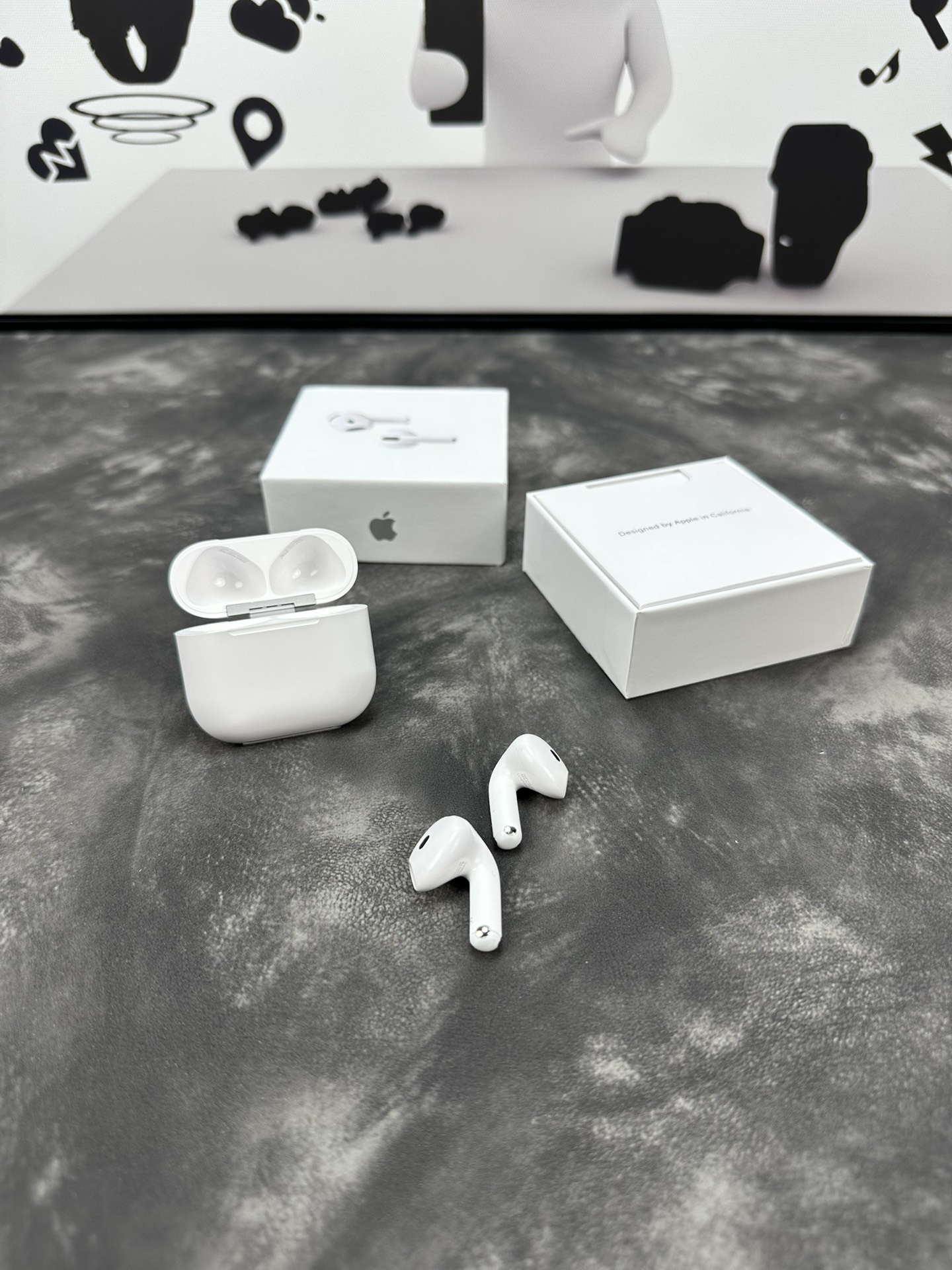 AirPods4 带主动降噪版本 最稳大货已出
洛达1562a的芯片加持 百分百过洛达最新版软件检测 为品质保驾护航🫡

新升级c口充电 带有同款蜂鸣声
‼️并且这次官网大改款 全新的AirPods4取消了往年的实体按键链接方式 改成了敲击充电仓的手势链接方式 敲击两下即可连上手机
而且呼吸灯在熄灭的状态下是看不出呼吸灯的孔位 完全隐藏一体 此版本也做到了还原官网的整套呼吸灯逻辑
还带有序列号 支持官网直接查询 并有五码合一激光喷码加持 原版级别壳料超真 到手不有山寨感

与官网一致的蓝牙5.3版本 连接更快更稳定‼️
支持ios18系统检测 完整版新敲击弹窗动画 
真实主动降噪40db级别 请注意区分市面上一切假降噪货 开了跟没开效果完全一样🤣👉
真实的通透效果 从通透再到降噪再到关闭三种模式切换感觉非常明显
还加入了自适应降噪调节模式 对话感知功能
无线充电 定位查找功能 压感方式切歌 接听电话挂断电话全部都有
真实的光感入耳检测 耳机不在耳洞内则主动暂停播放 相反在耳洞内则继续播放声音 不需要此功能 可在手机设置里直接关闭即可

13mm镀钛动圈后馈降噪喇叭 降噪感受超级明显
音质绝对性的稳定 品质无敌
耳机电池续航单次可达到6-8小时使用时间 搭配耳机仓综合续航30多个小时 续航无焦虑兄弟们
高配原版壳料级别 拿到手质感绝不山寨 外加金属原级别合页 不惧用久掉漆尴尬😅

